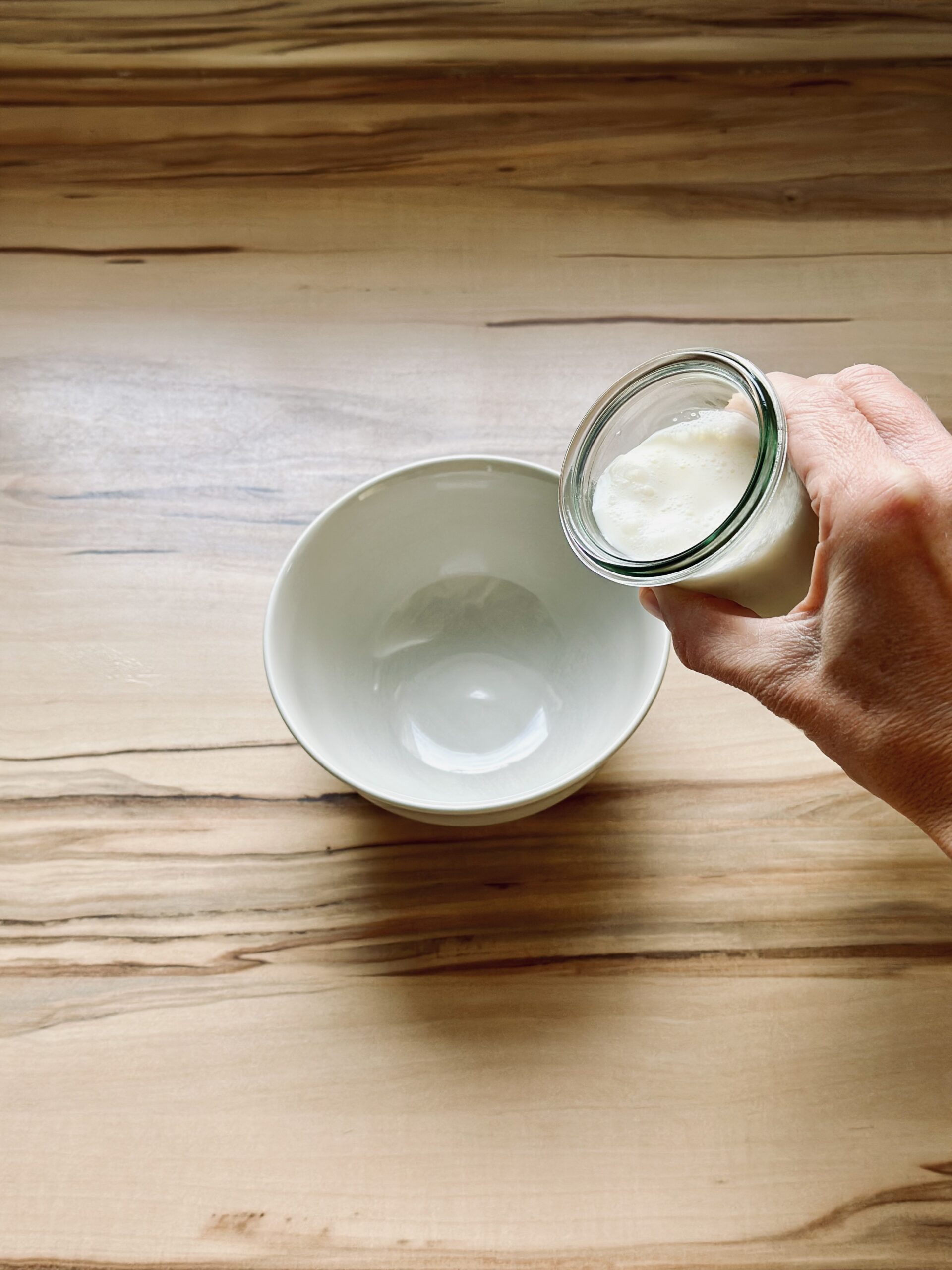 Etwas Milch in eine kleine Schüssel geben