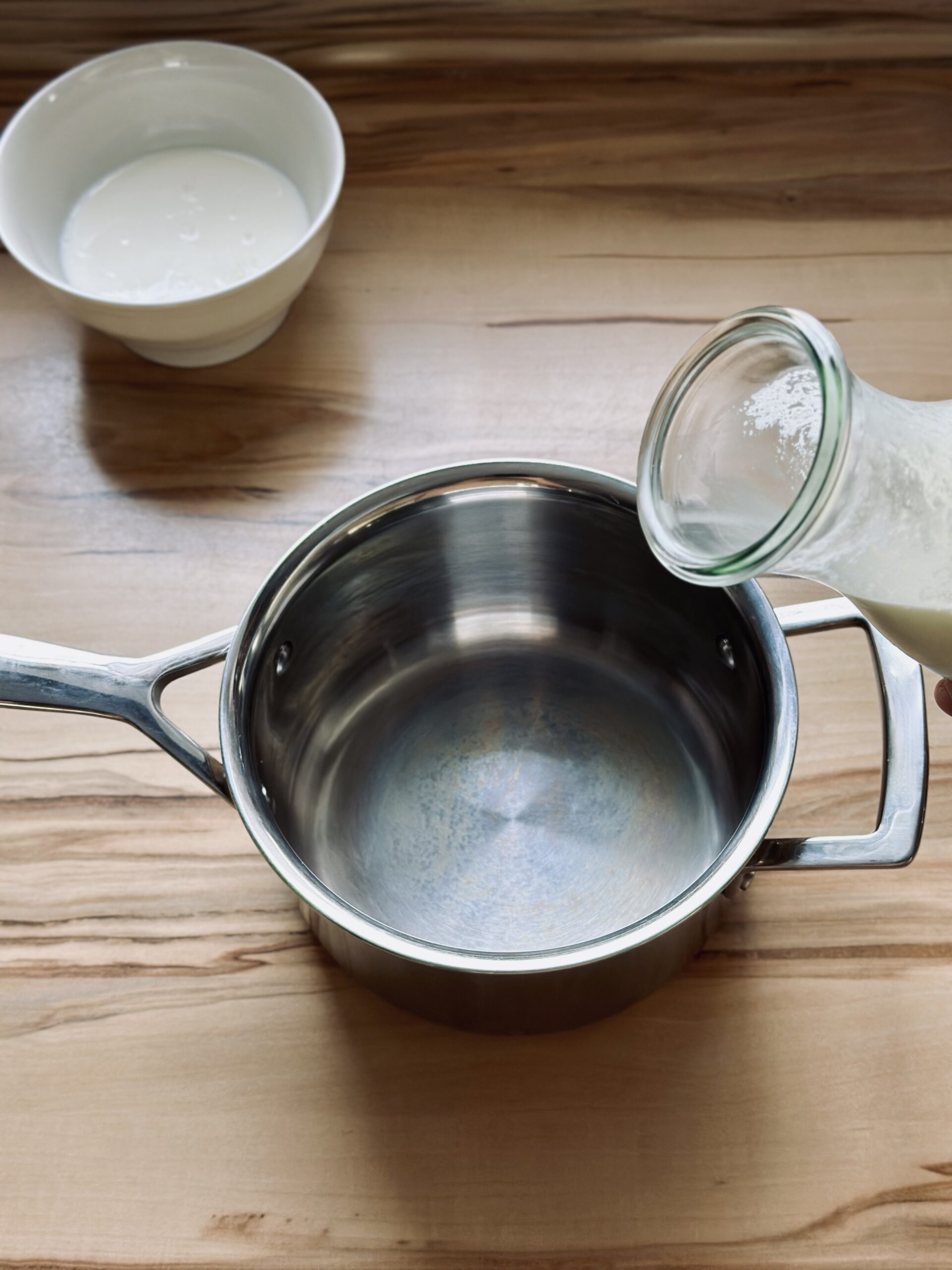 Restliche Milch in einen Topf geben und erhitzen