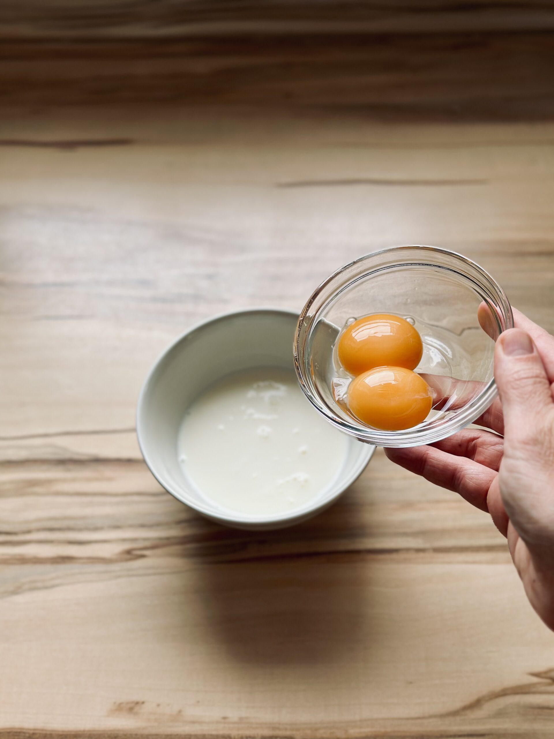 Eigelbe in die Milch geben
