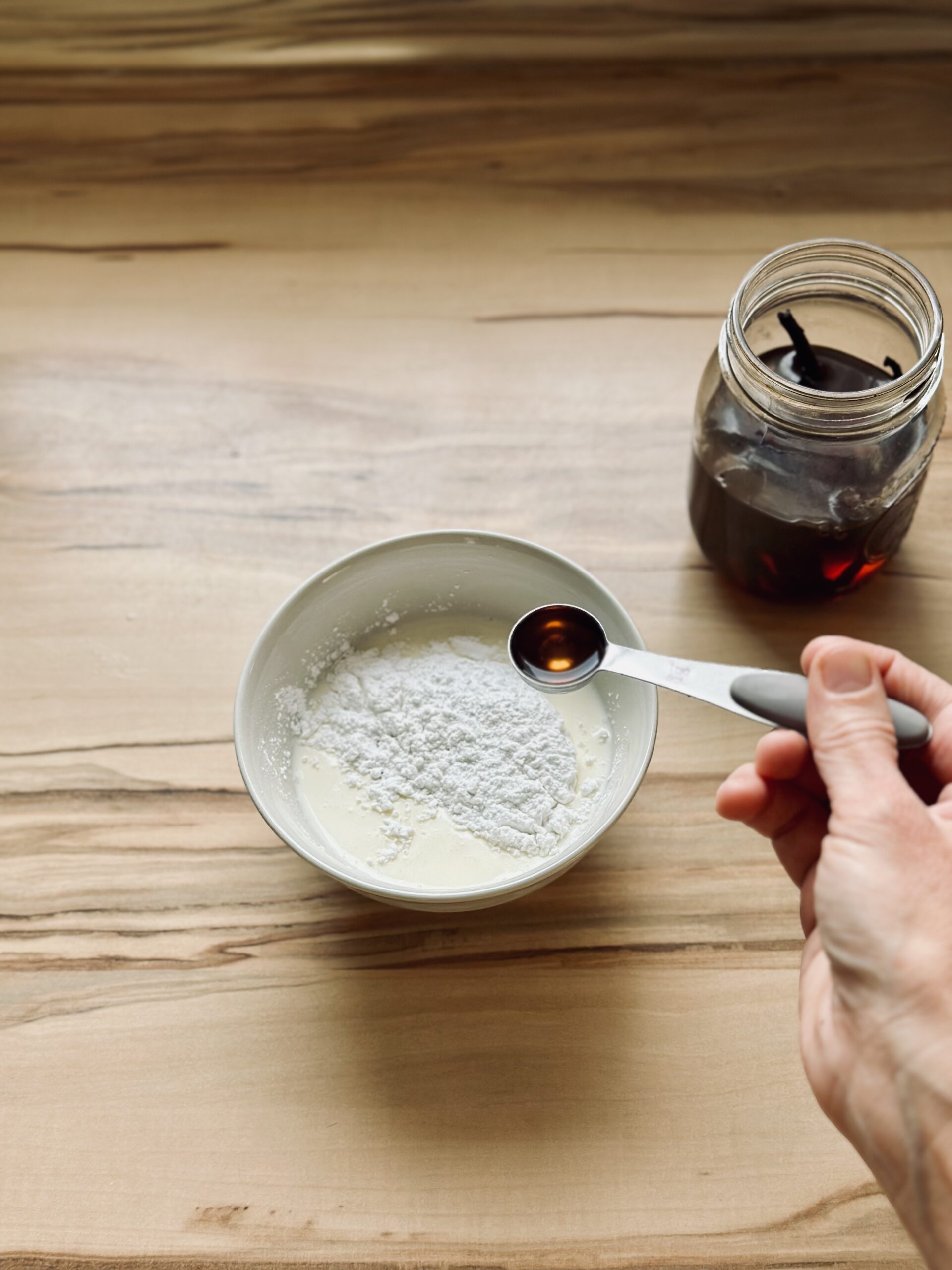 Vanilleextrakt zu der Puddingmasse geben