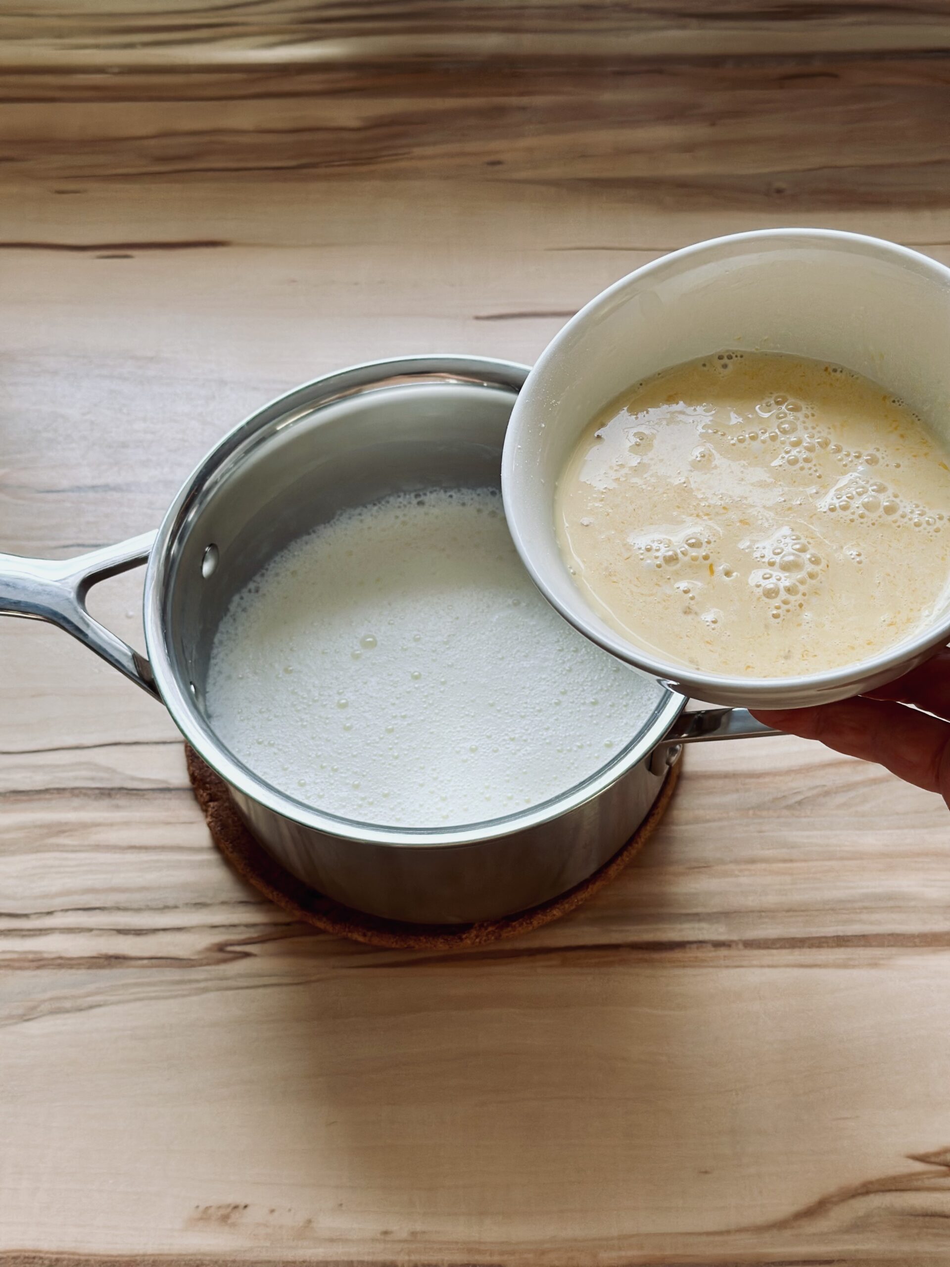 Stärkemasse in die Milch einrühren