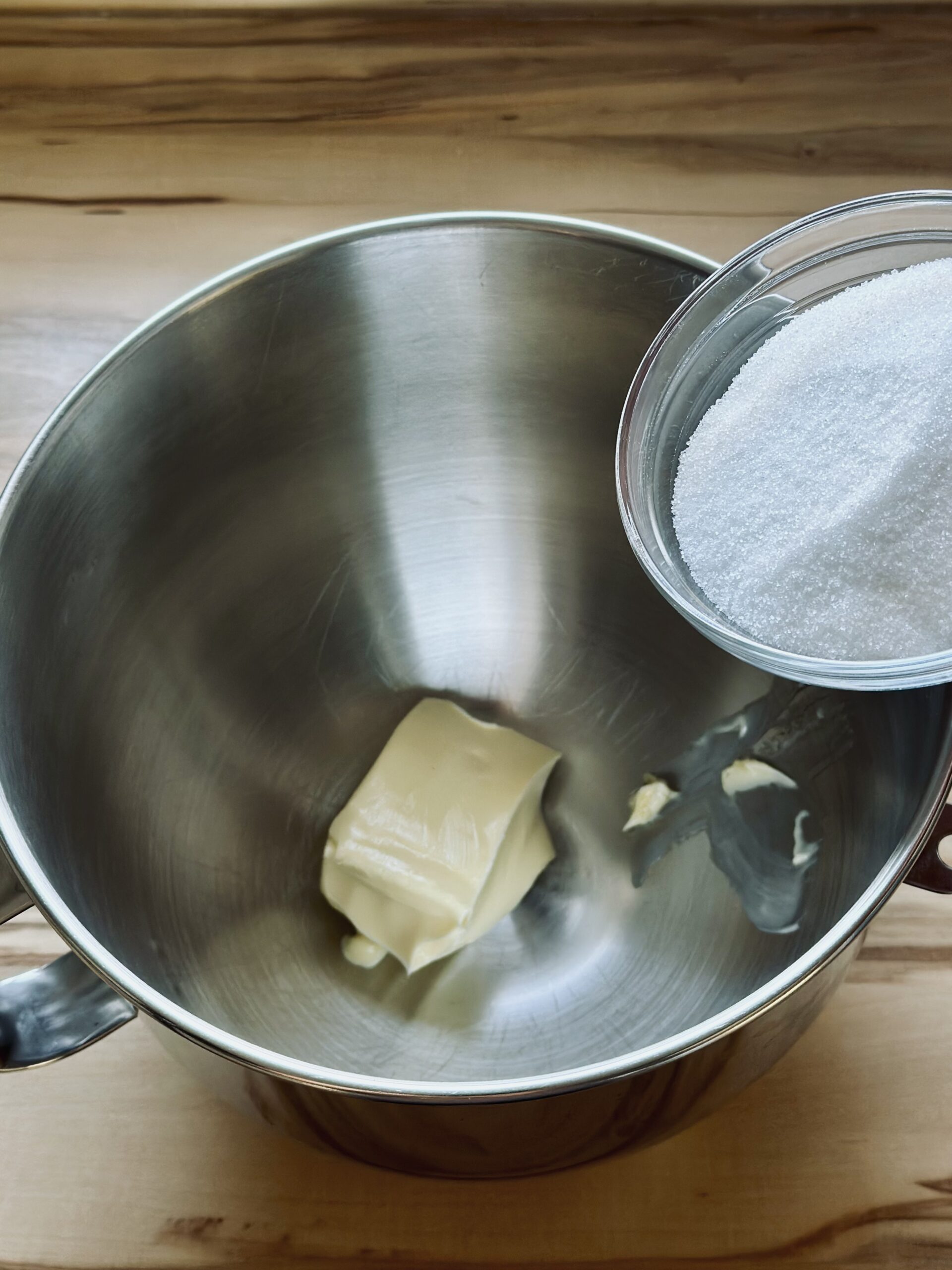 Zucker zu der Butter geben