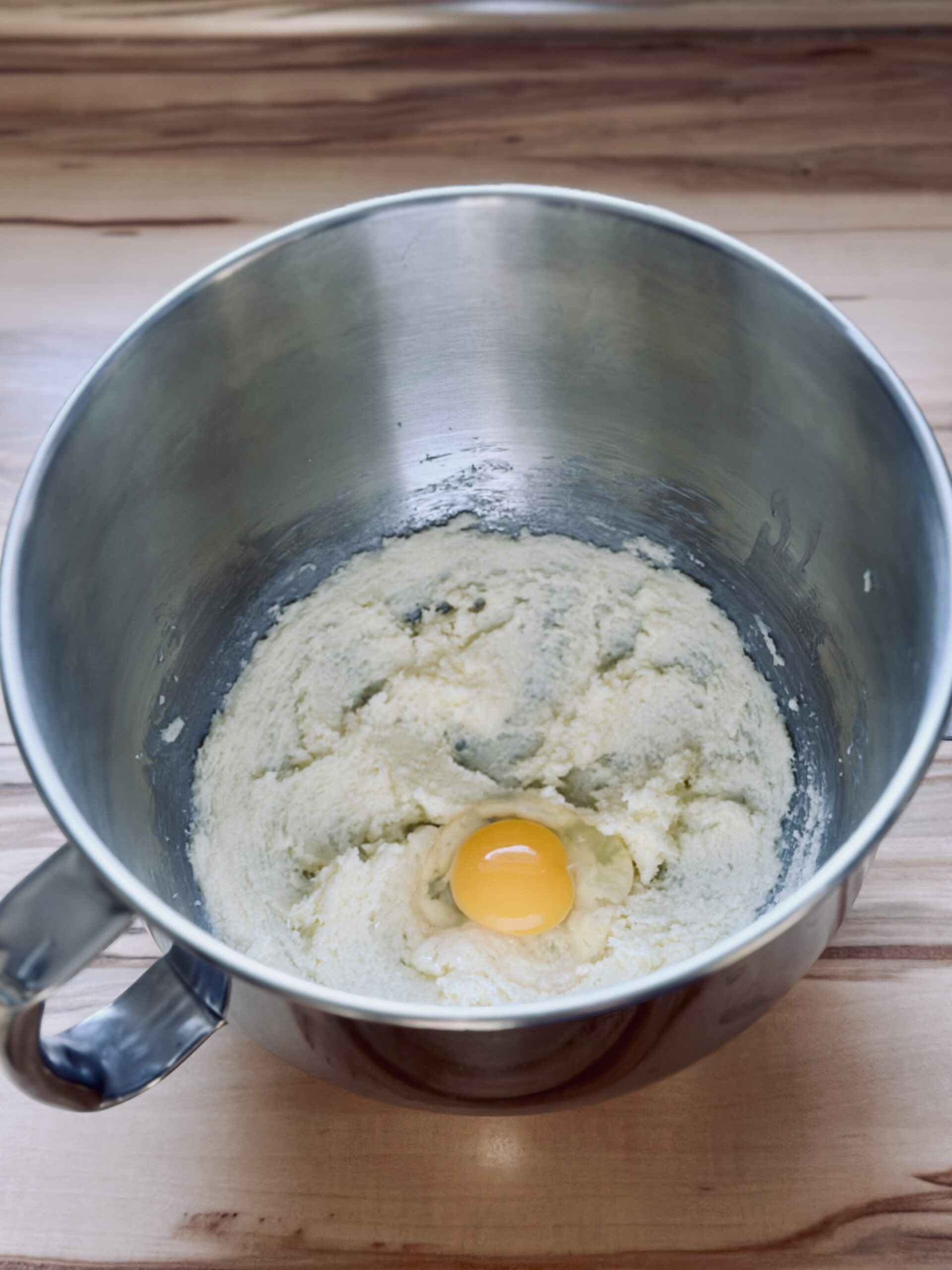 Ei zu dem Butter-Zucker Gemisch geben und gut verrühren