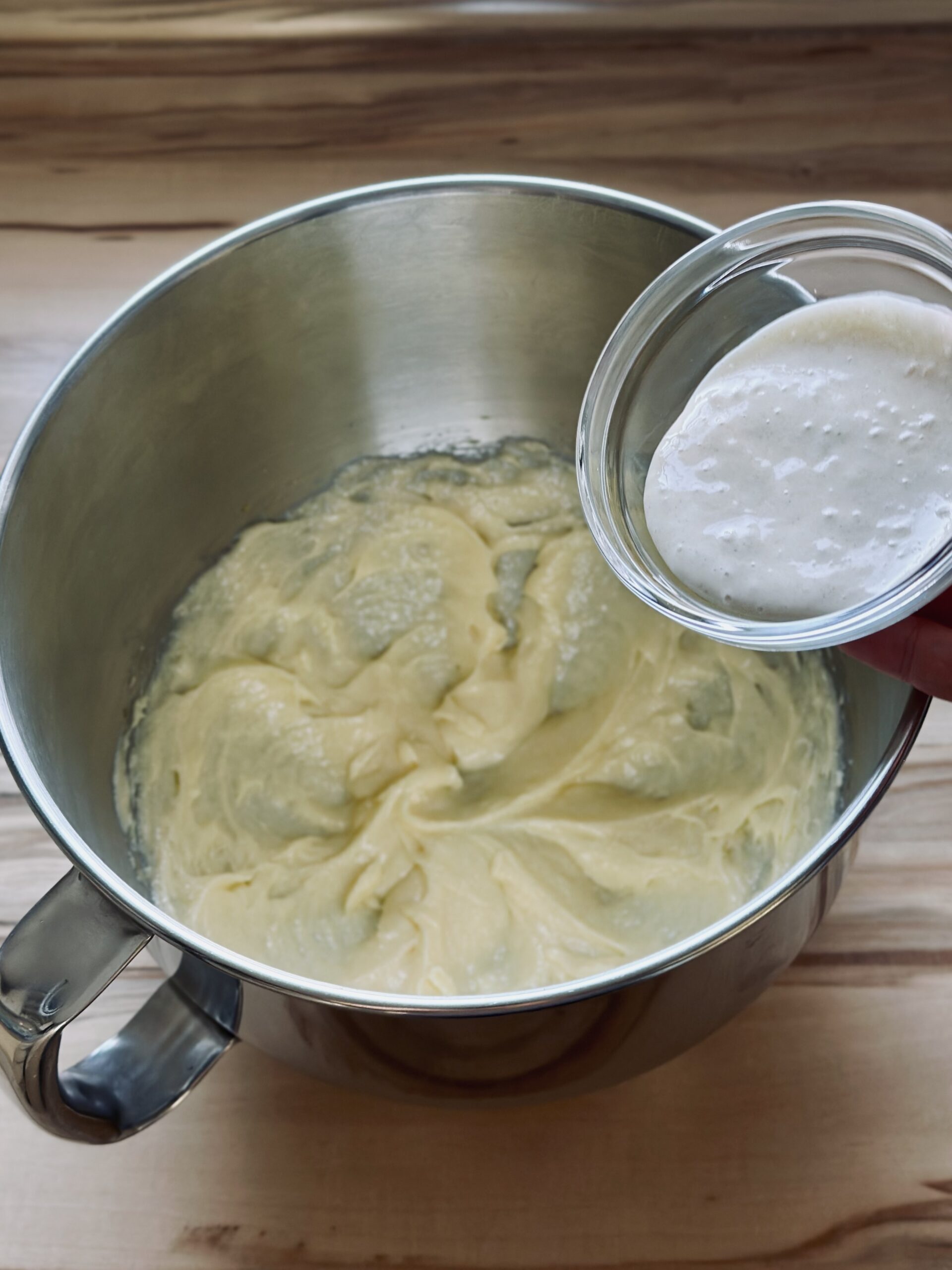 Sauerteigrest in die Teigmasse geben