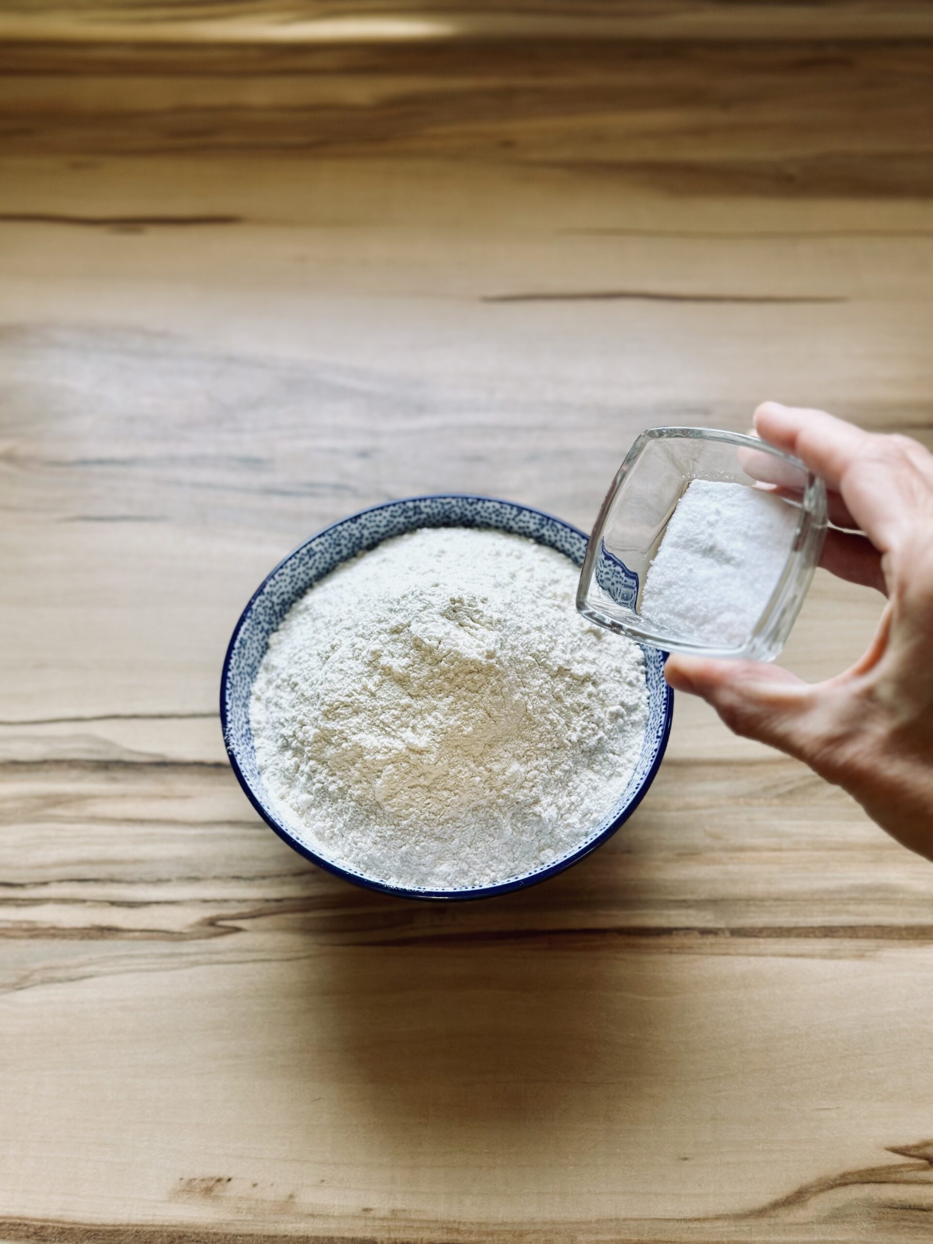 Salz & Natron mit dem Mehl vermischen