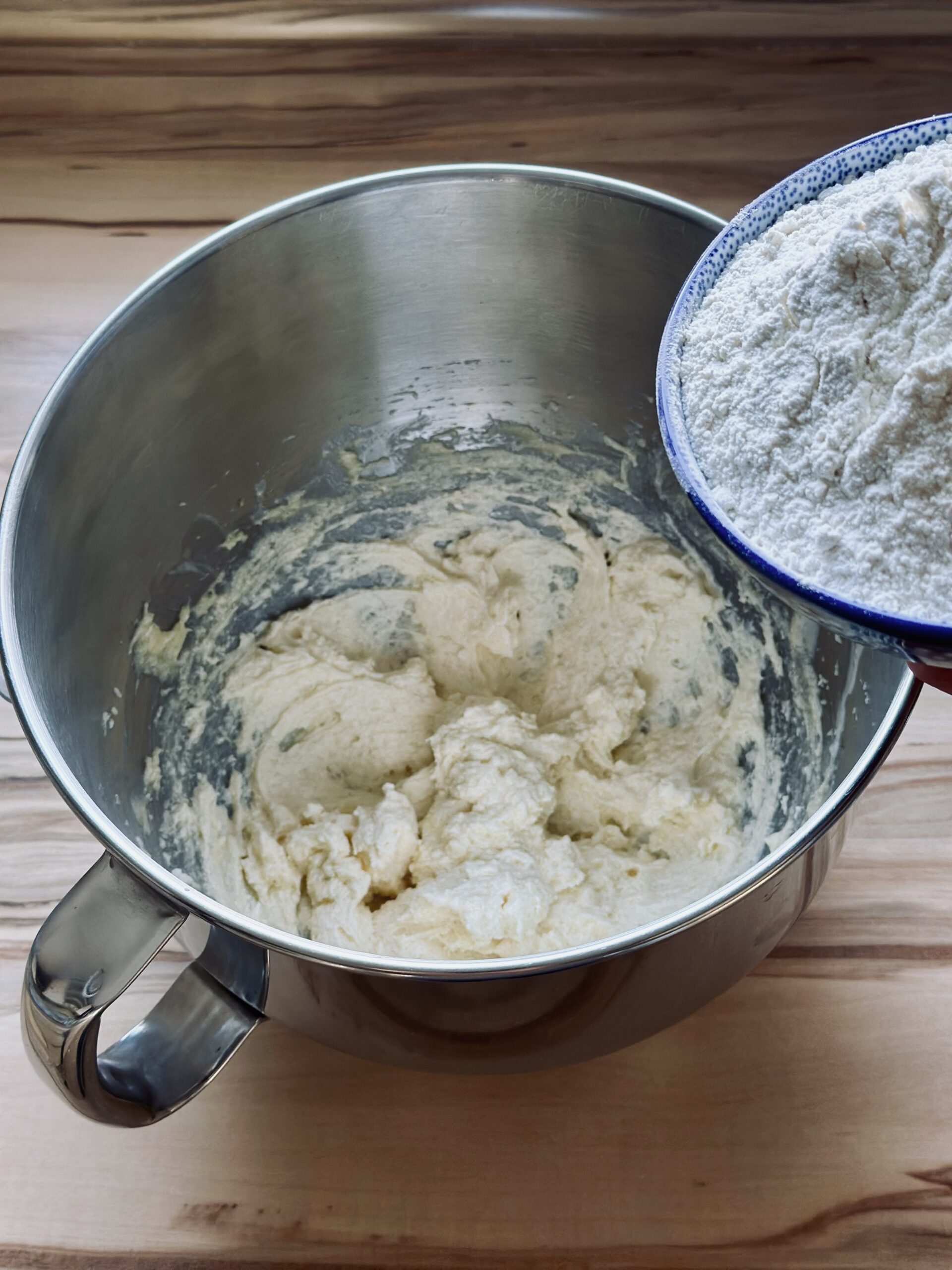 Mehl nach und nach zu dem Teig geben. Am besten 1/3