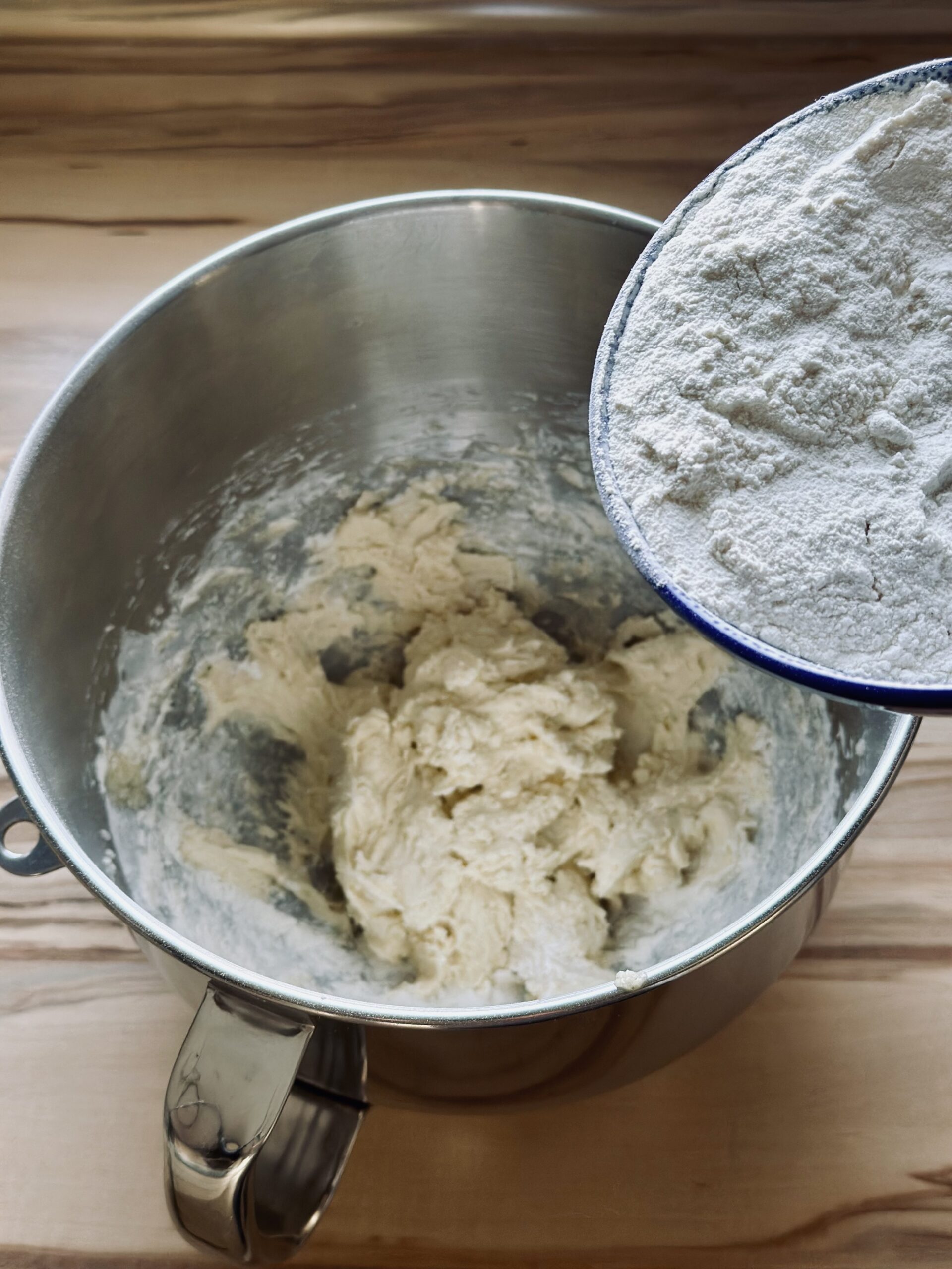 Mehl in 3 Schritten zu dem Teig hinzugeben