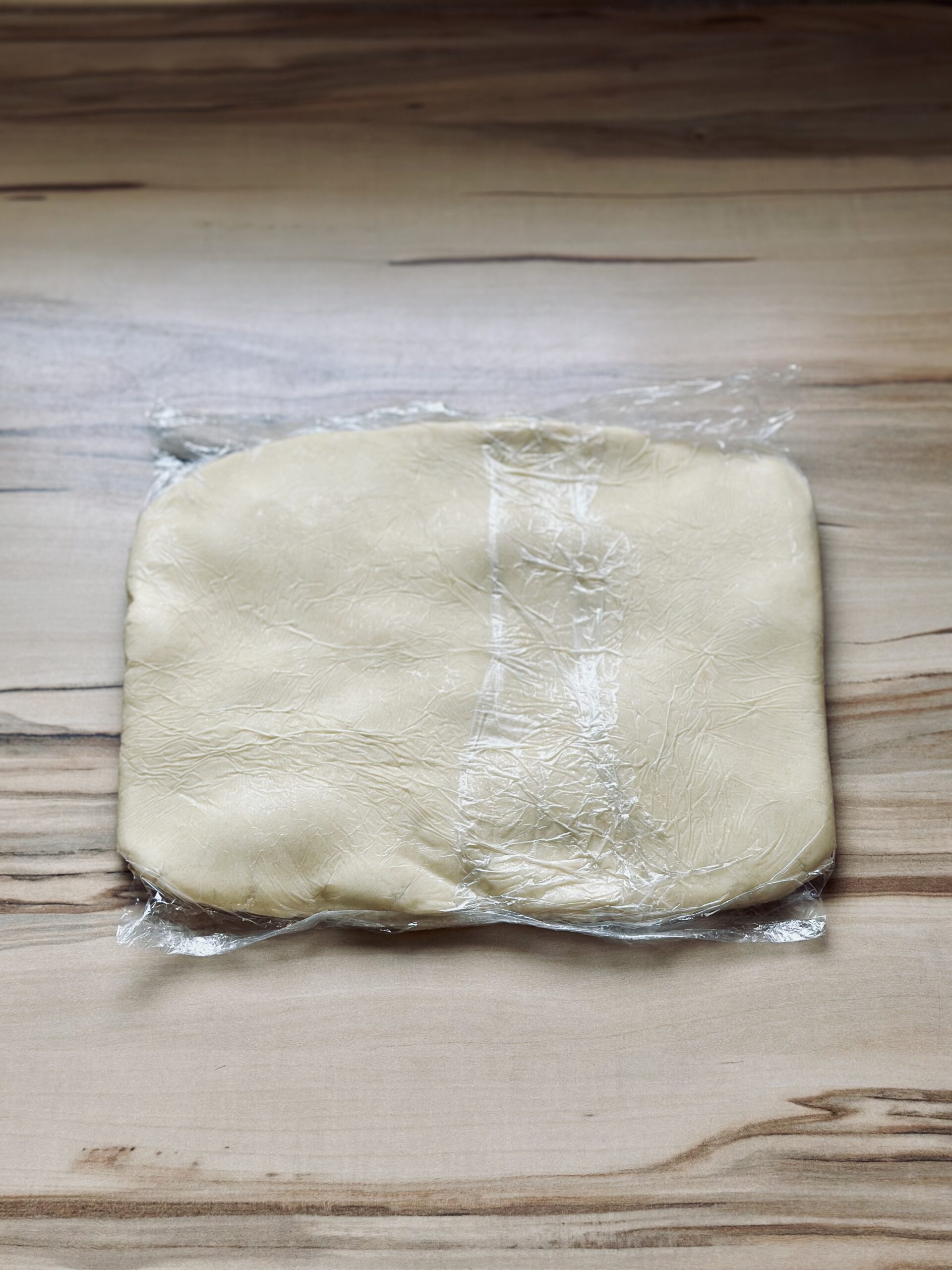 Teig in einer Frischhaltefolie einwickeln und kühlen