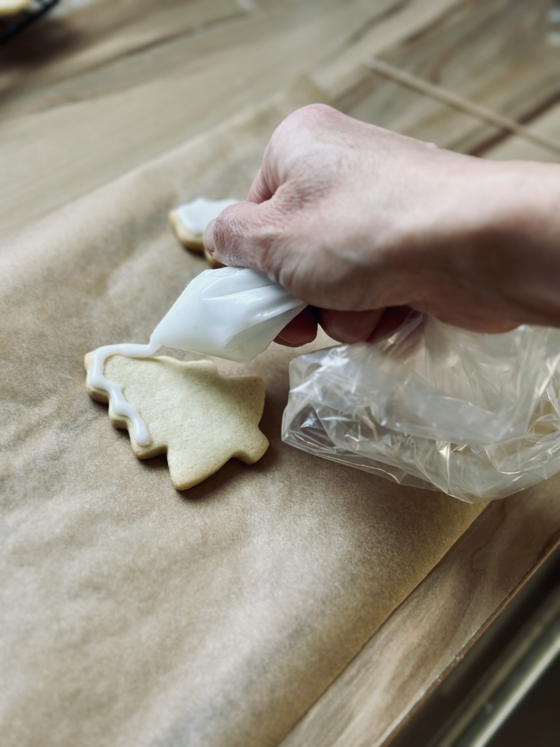 Plätzchen verzieren mit Puderzucker Mischung.