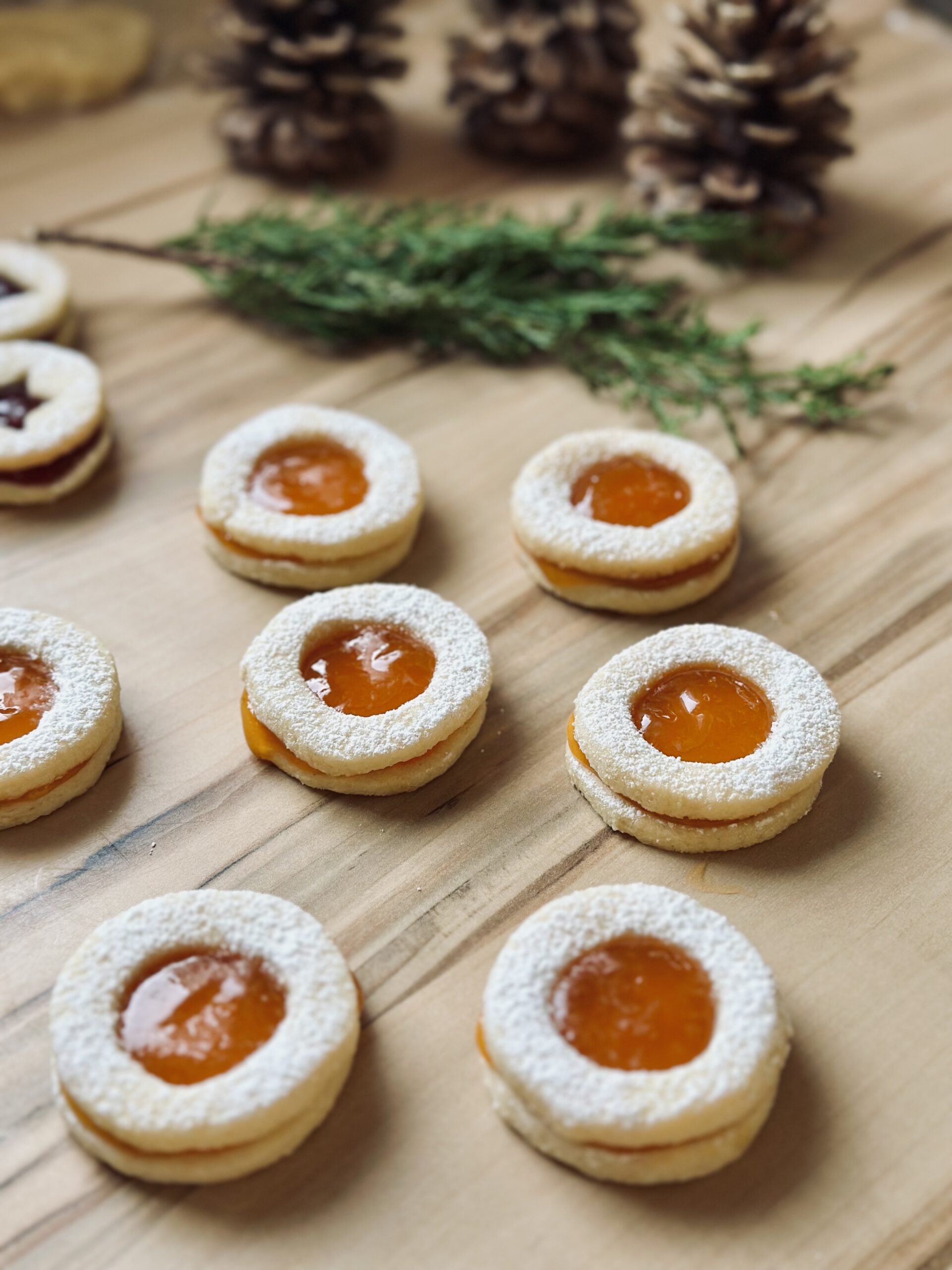 Weihnachtsplätzchen mit Marmelade