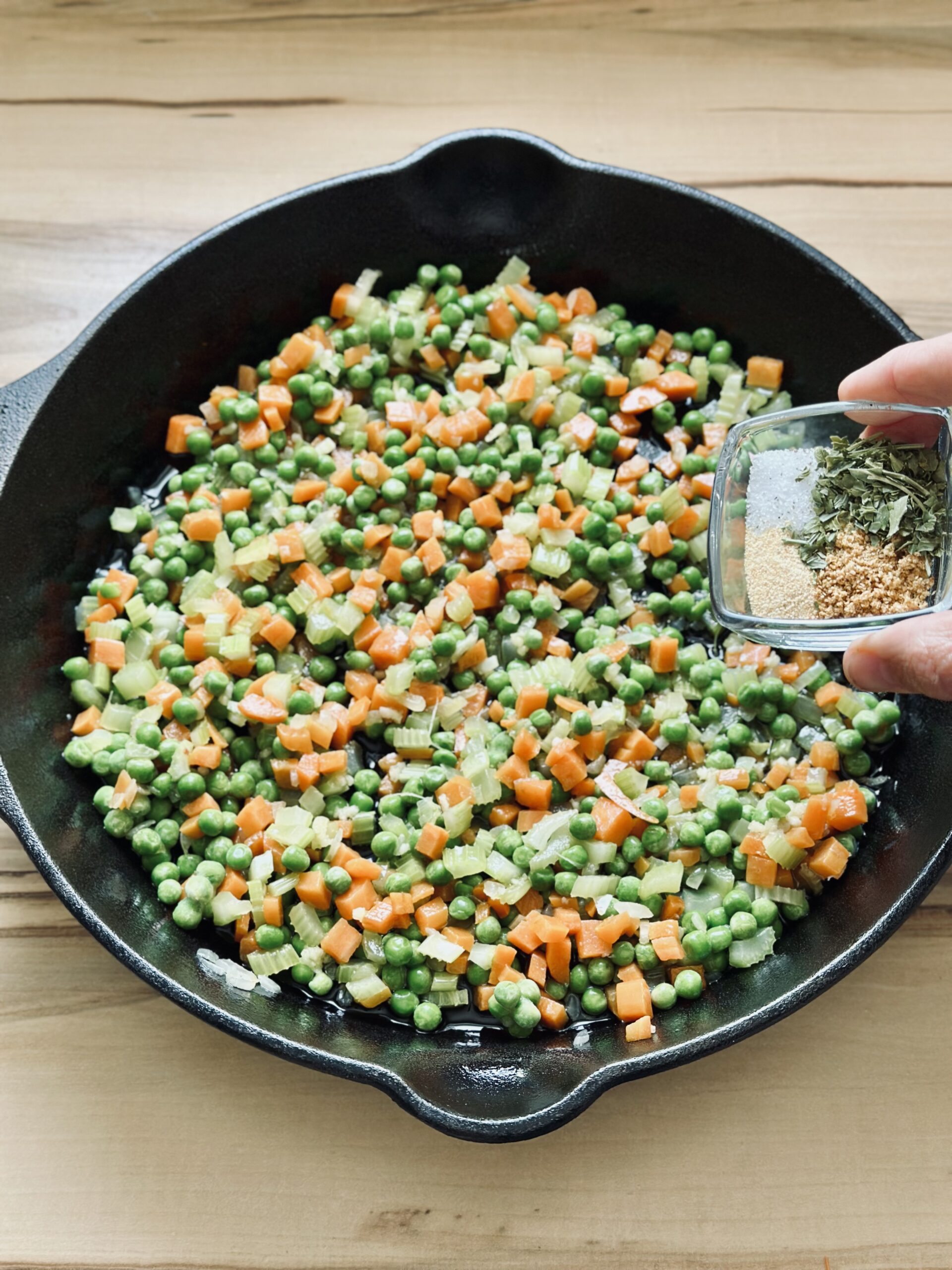 Gewürze zu dem Gemüse geben