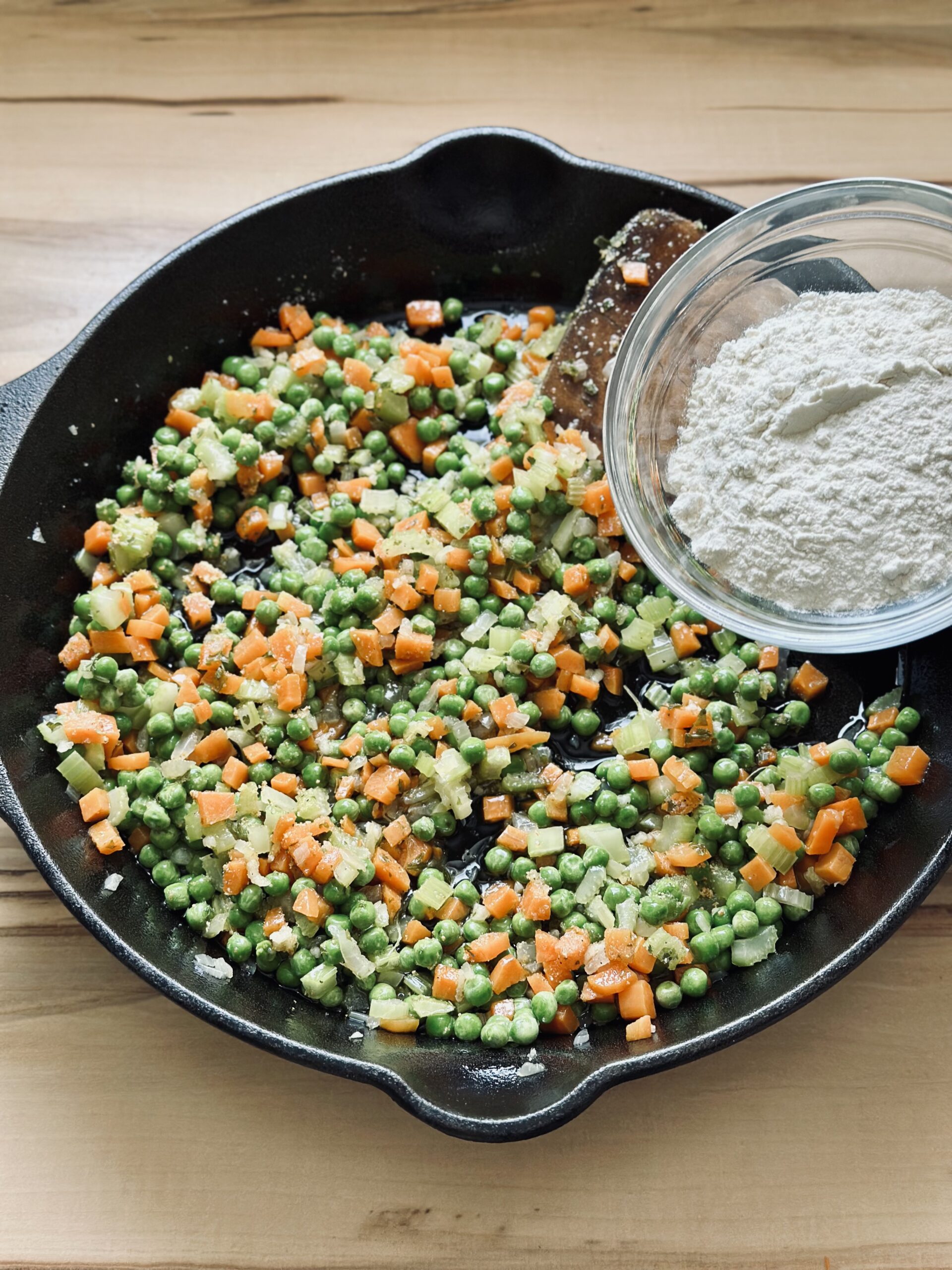 Mehl über das Gemüse geben und einrühren