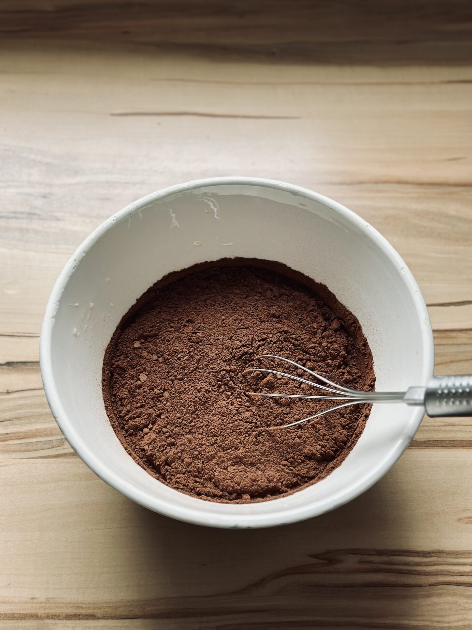 Kakao vorsichtig einrühren bis eine glatte Masse entstanden ist