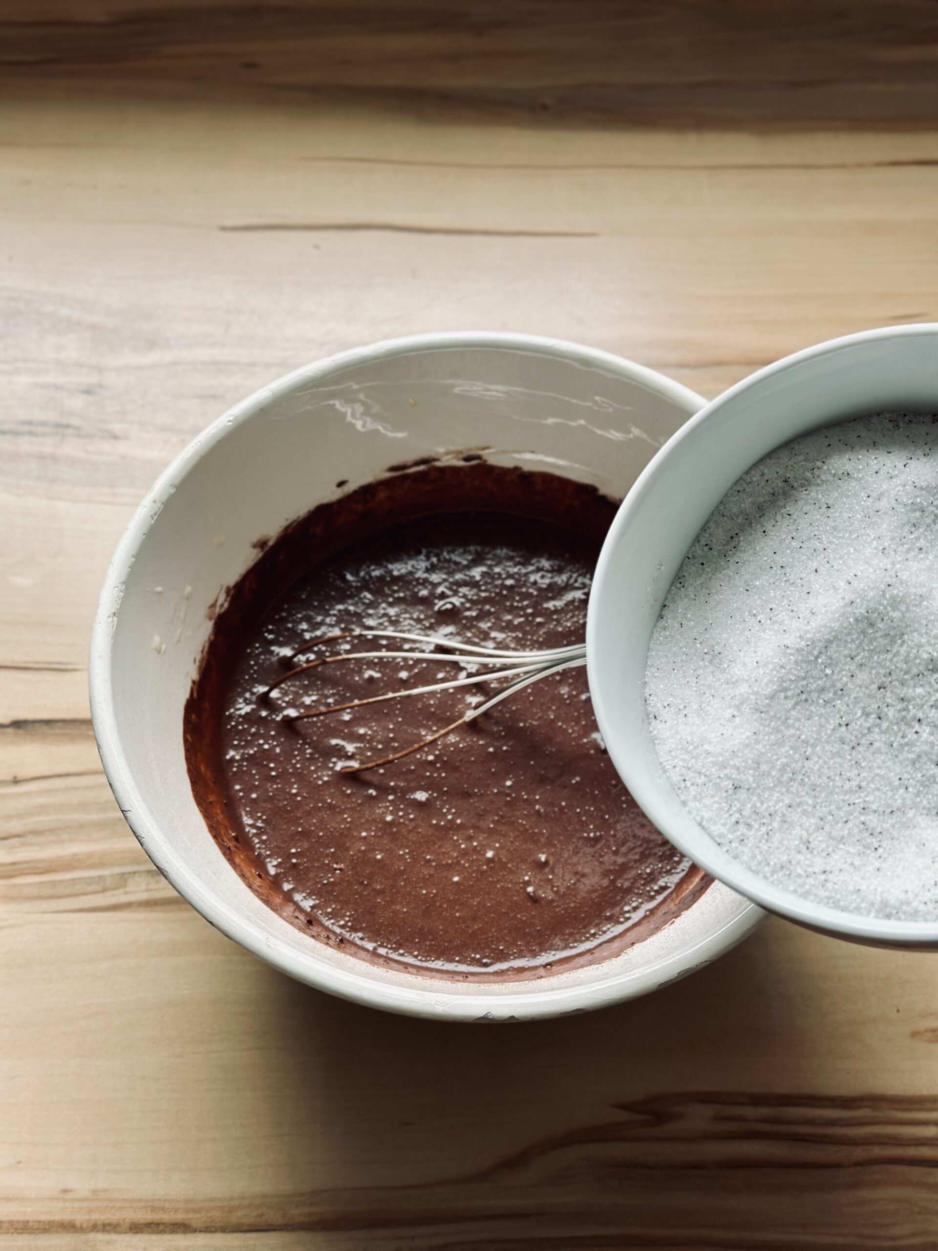 Zuckermischung zu der Schokoladen Mischung hinzufügen und einrühren