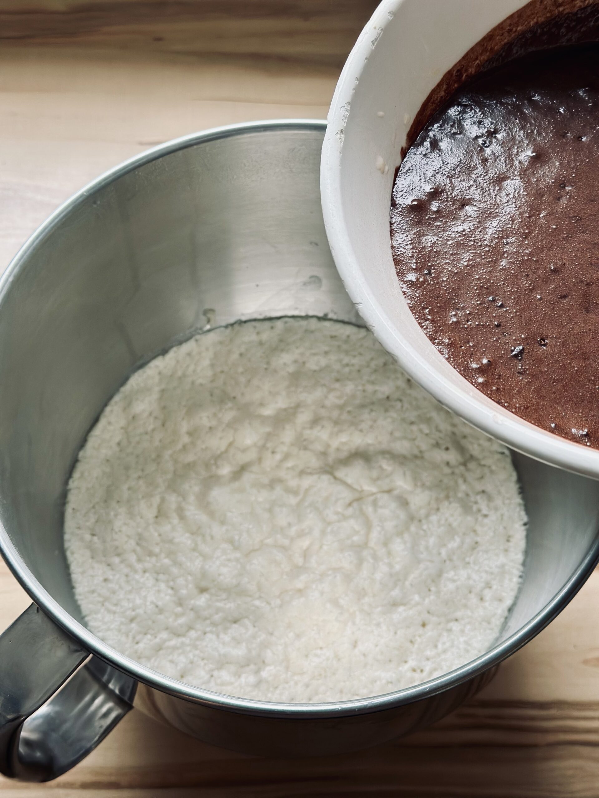 Schokoladenmischung zu dem Sauerteig geben