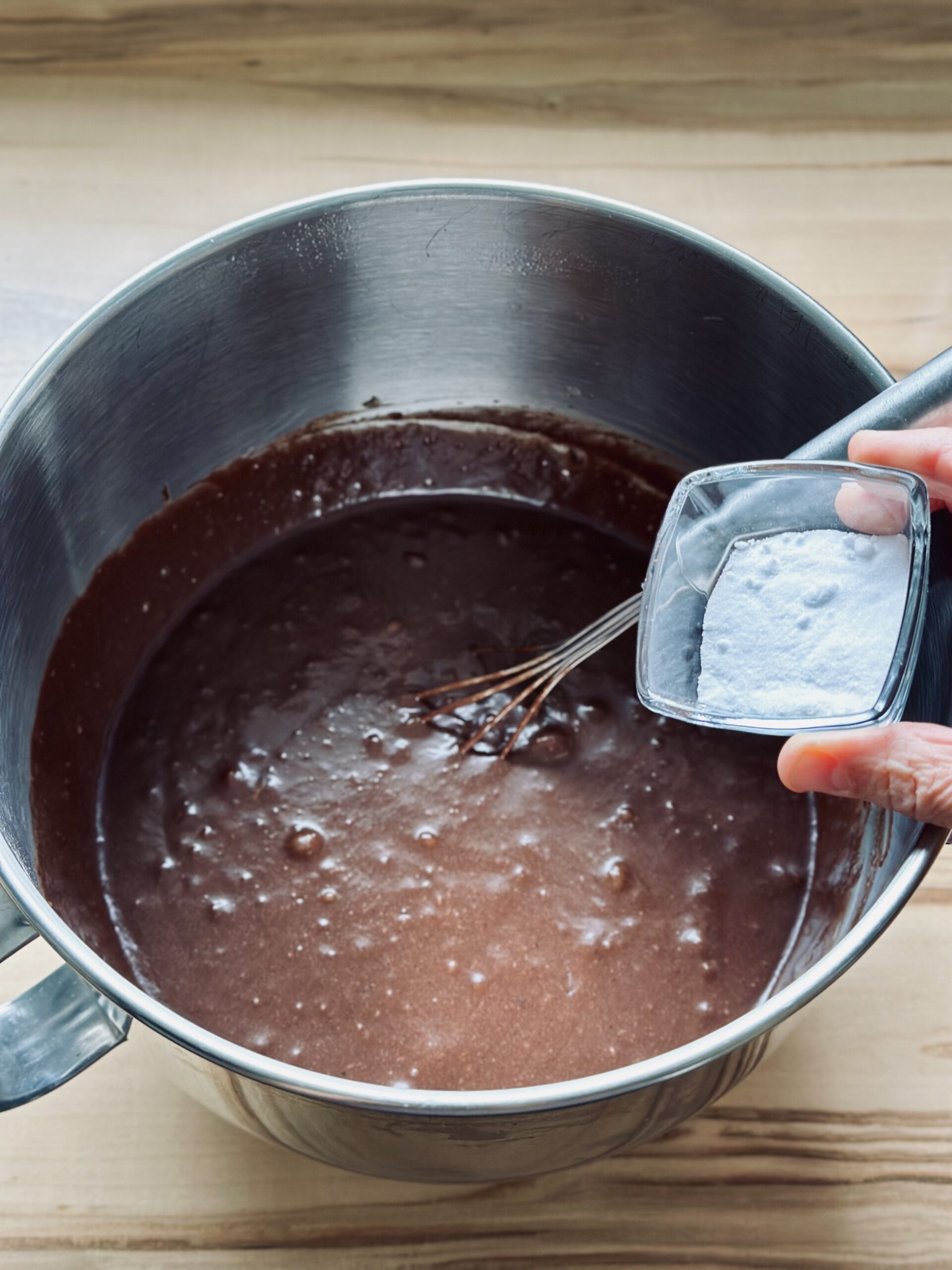 Als letztes das Natron in den Teig einrühren