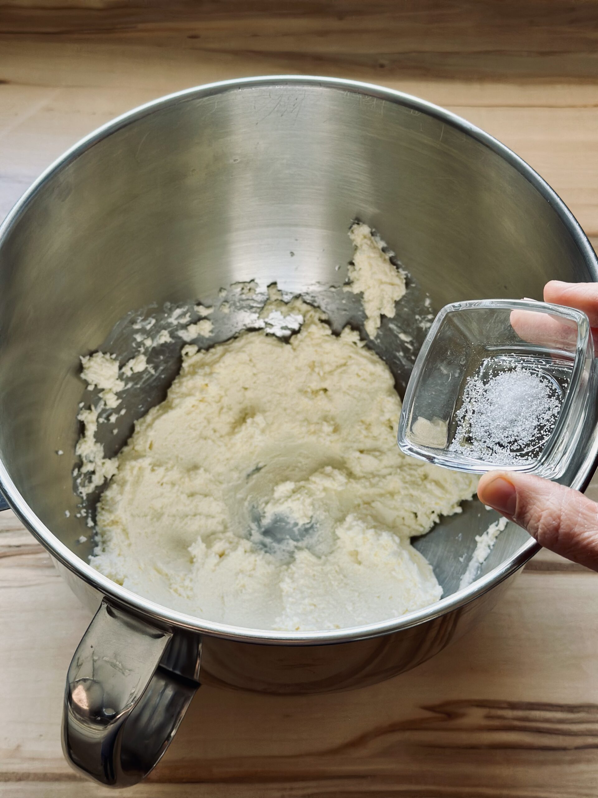 Salz zu der Butter Masse geben