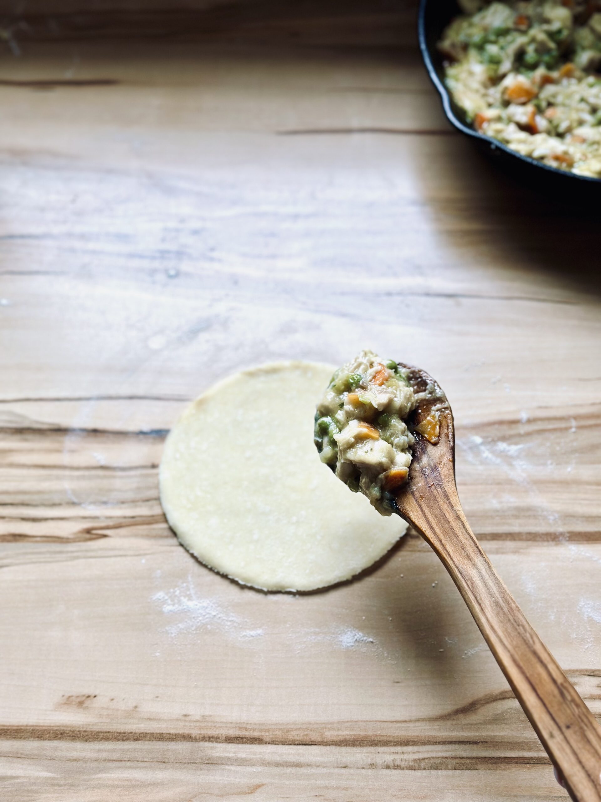 Teig ausrollen und Kreise oder bevorzugte Form ausstecken und die Füllung auf einer Hälfte verteilen