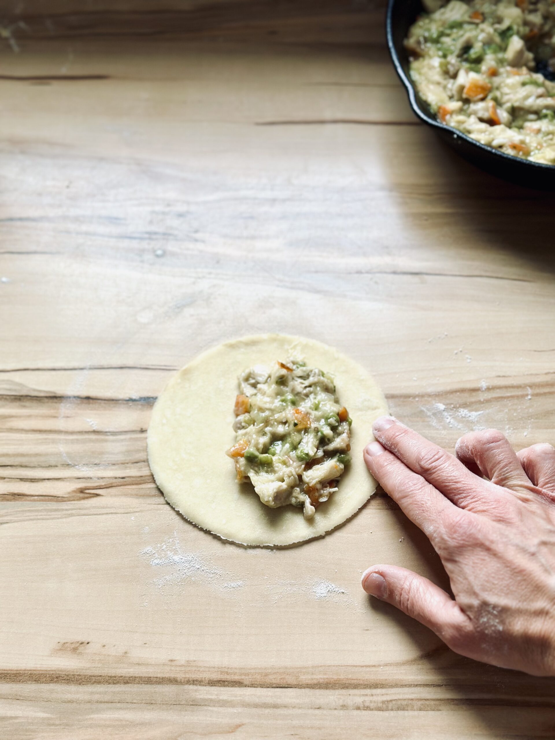 Rand leicht mit Wasser anfeuchten