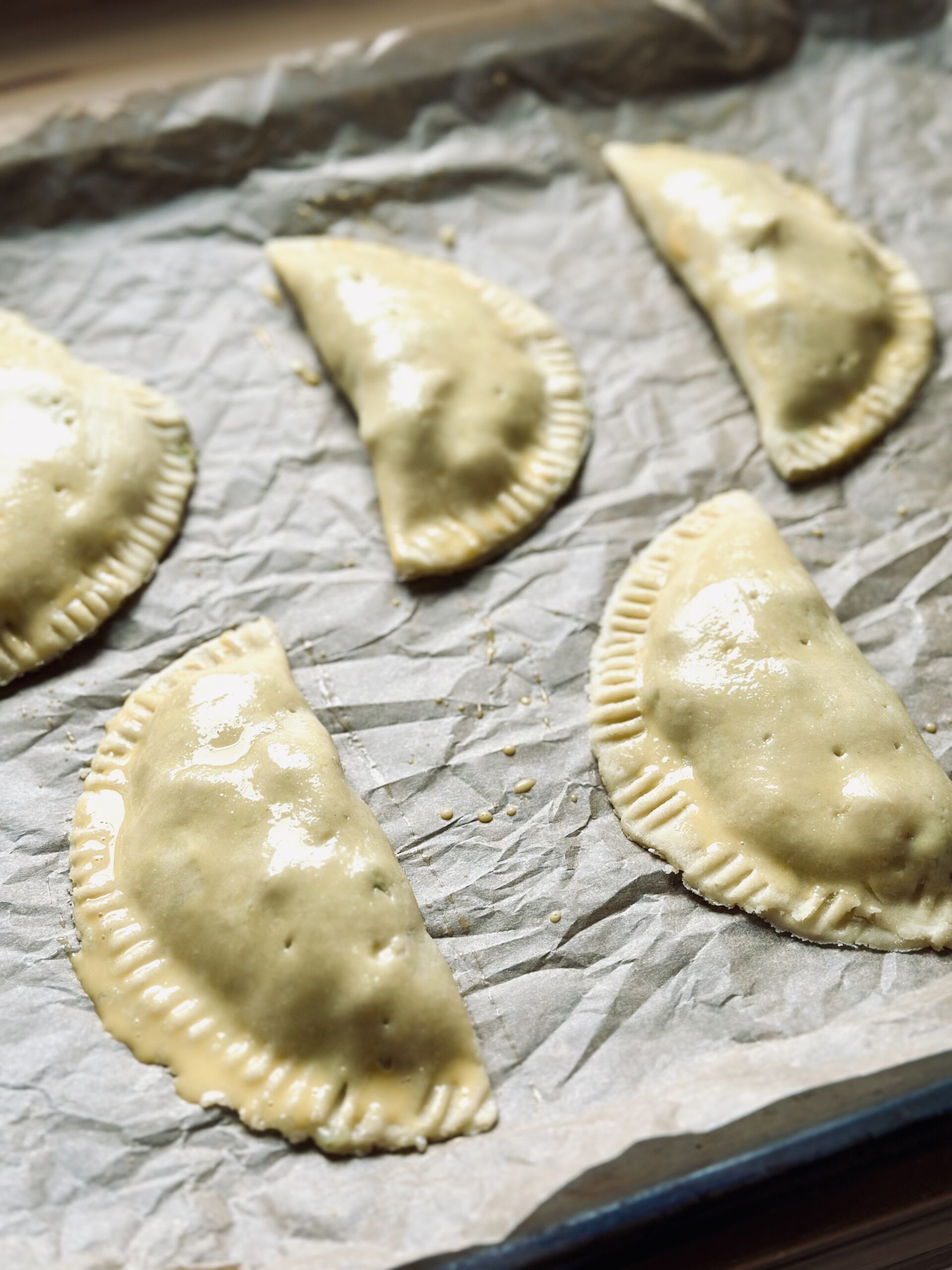 Fertige Sauerteig Taschen bereit zum backen 