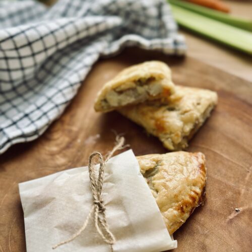 Sauerteig-Taschen mit cremiger Hühnchenfüllung