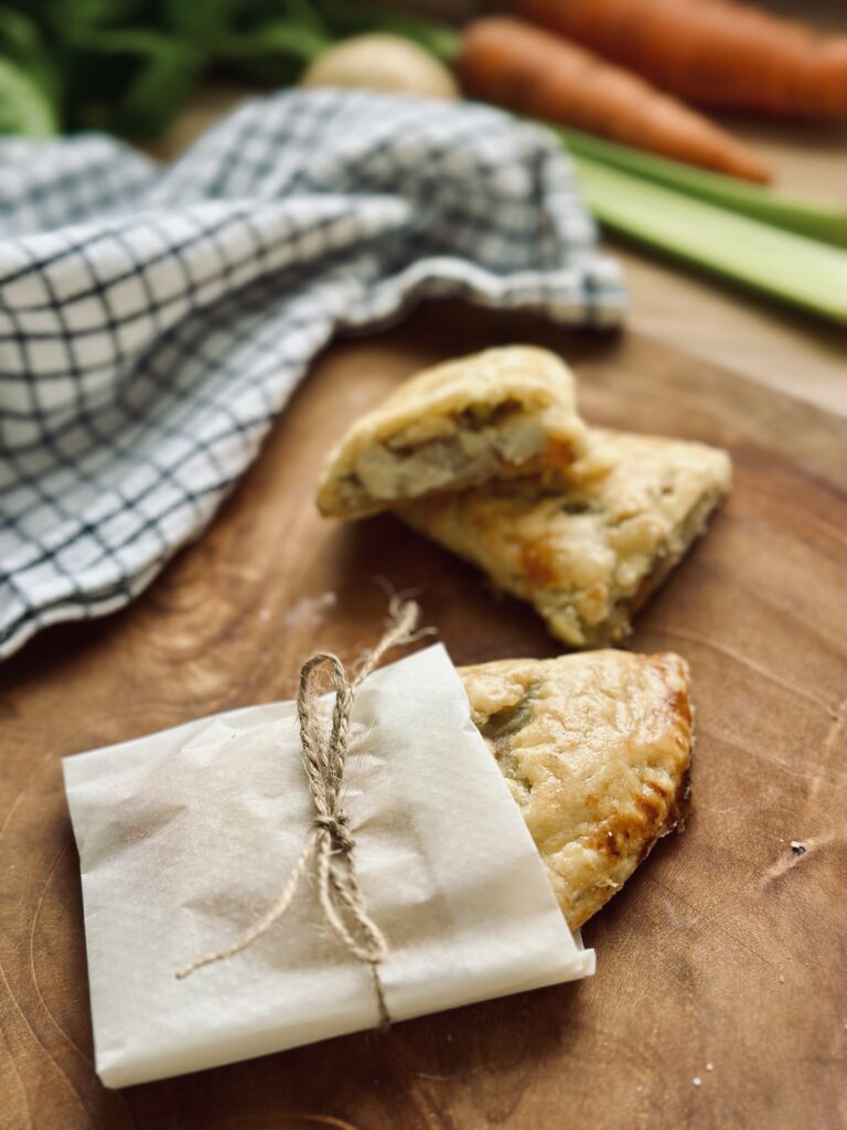 Sauerteig-Taschen mit cremiger Hühnchenfüllung