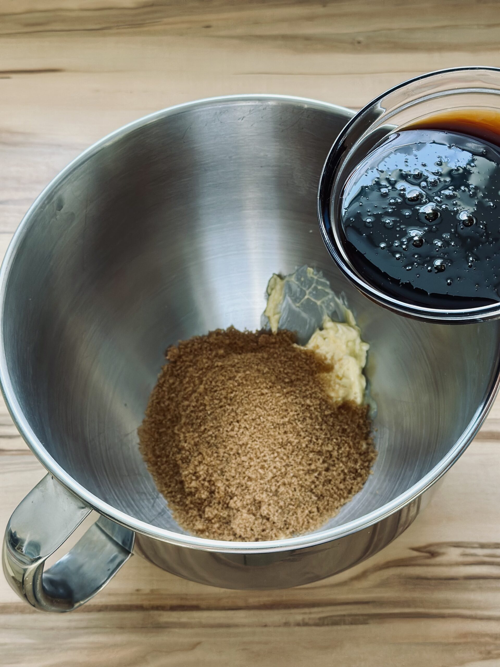 Zuckerrübensirup in die Schüssel geben und schaumig rühren