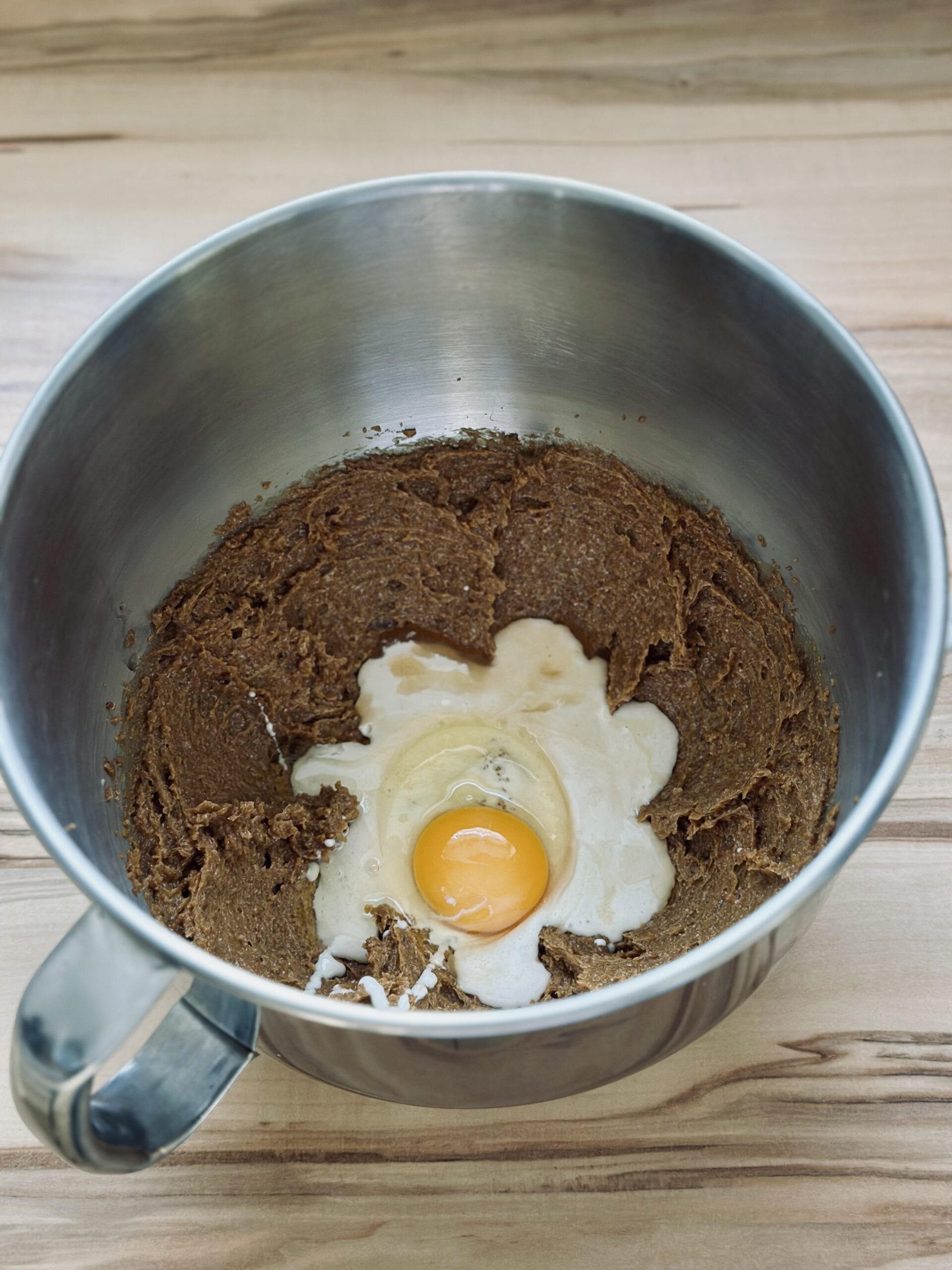 Ei zu der Teigmasse geben