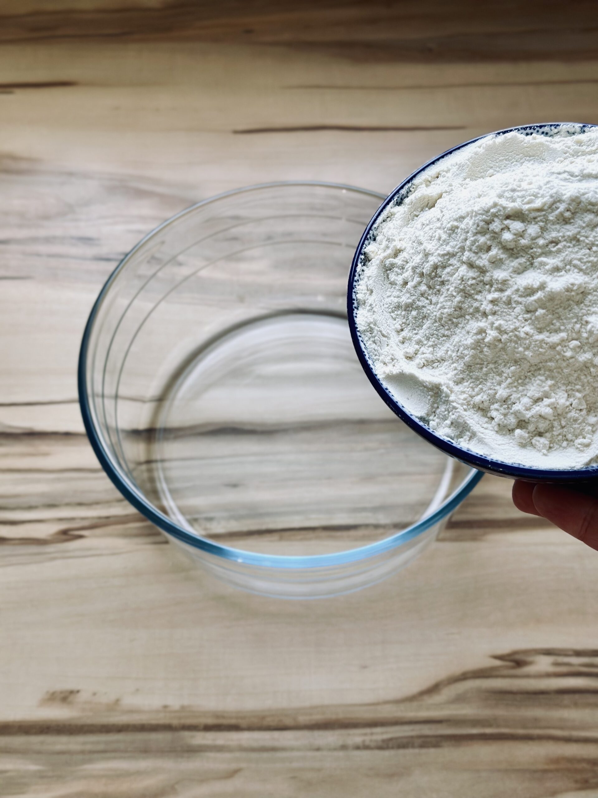 Mehl in eine Schüssel geben