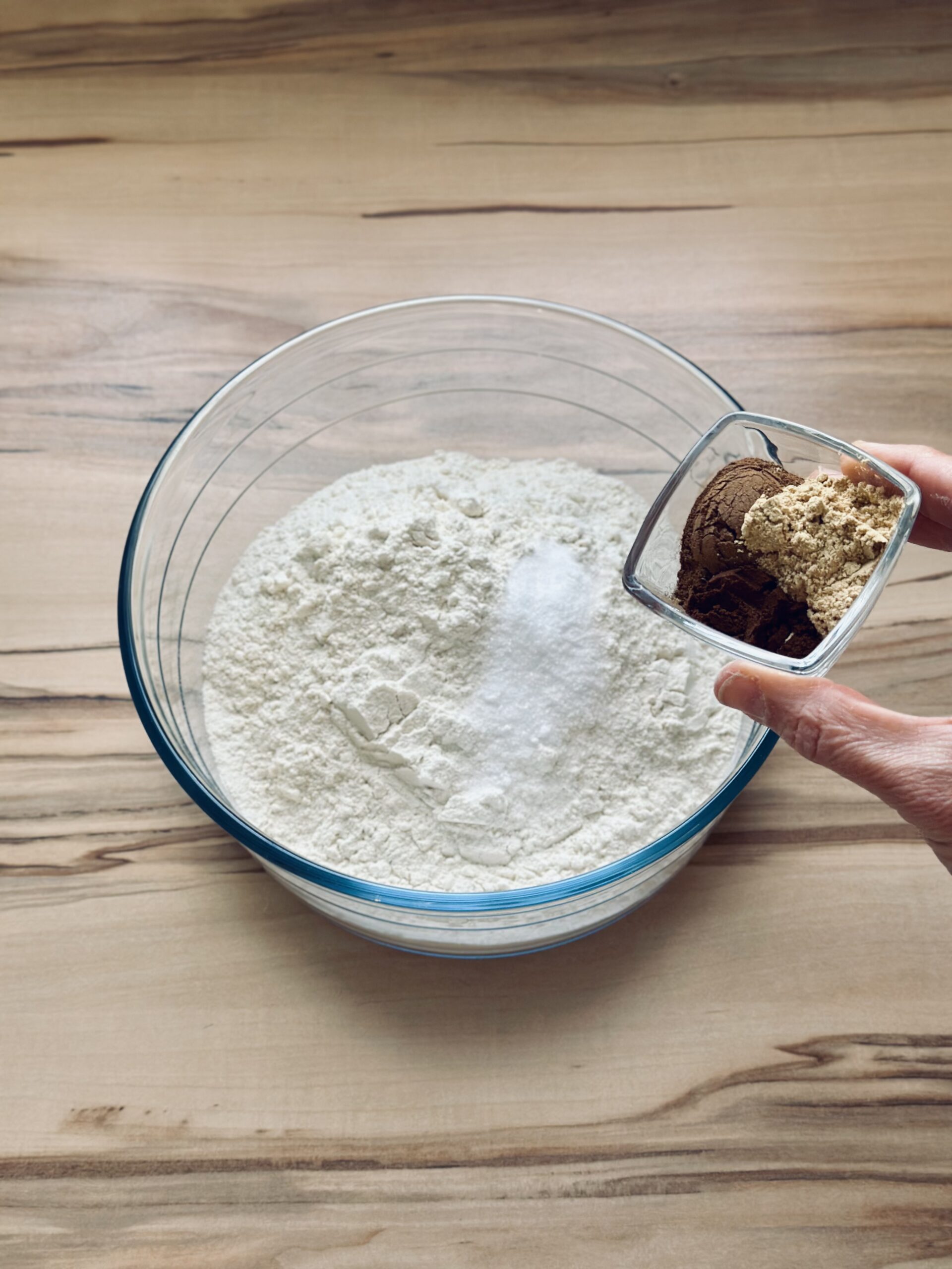 Gewürze, Ingwer, Zimt und Nelken hinzugeben und gut verrühren. 