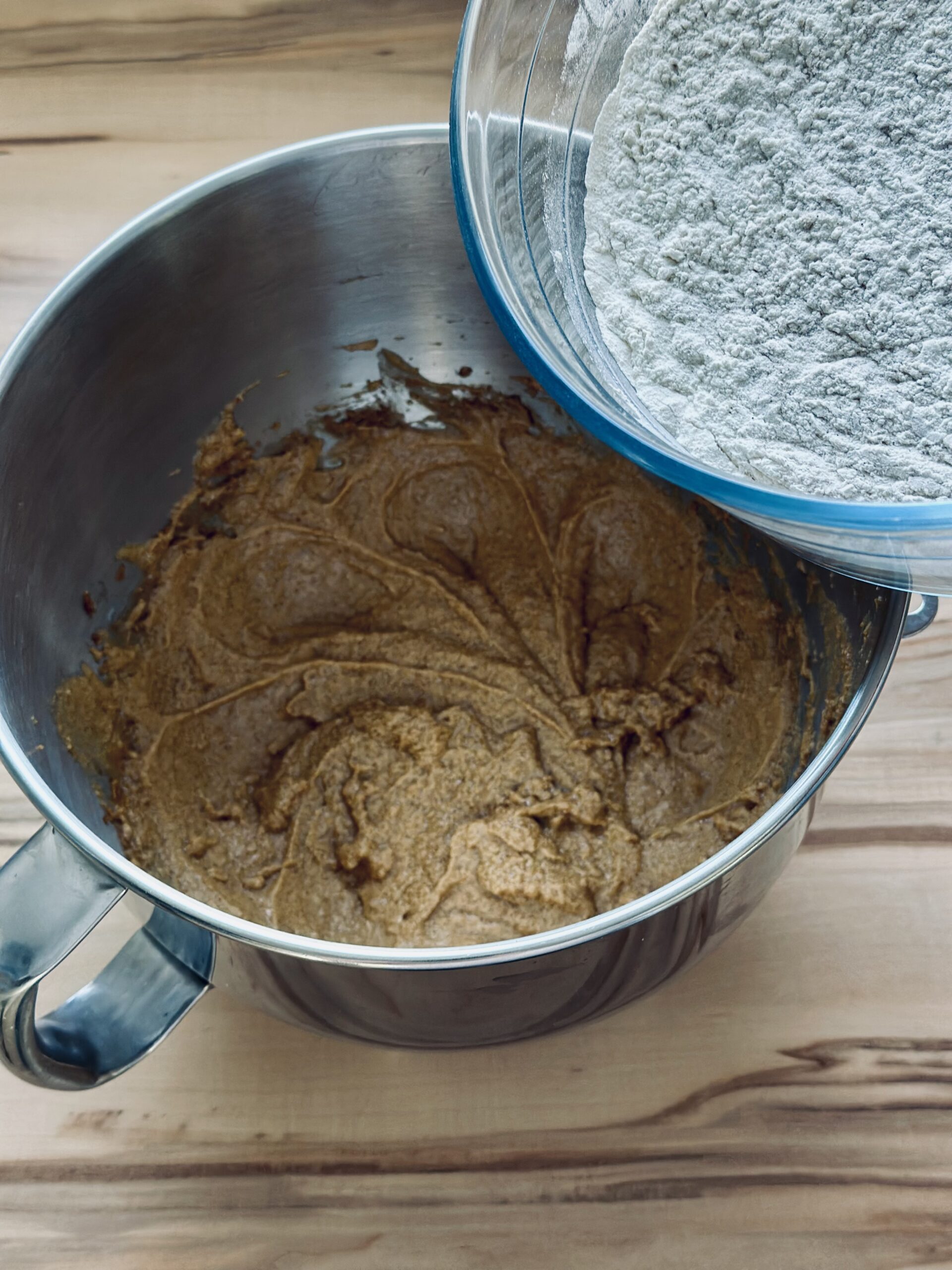 Mehl zu der Teigmasse geben