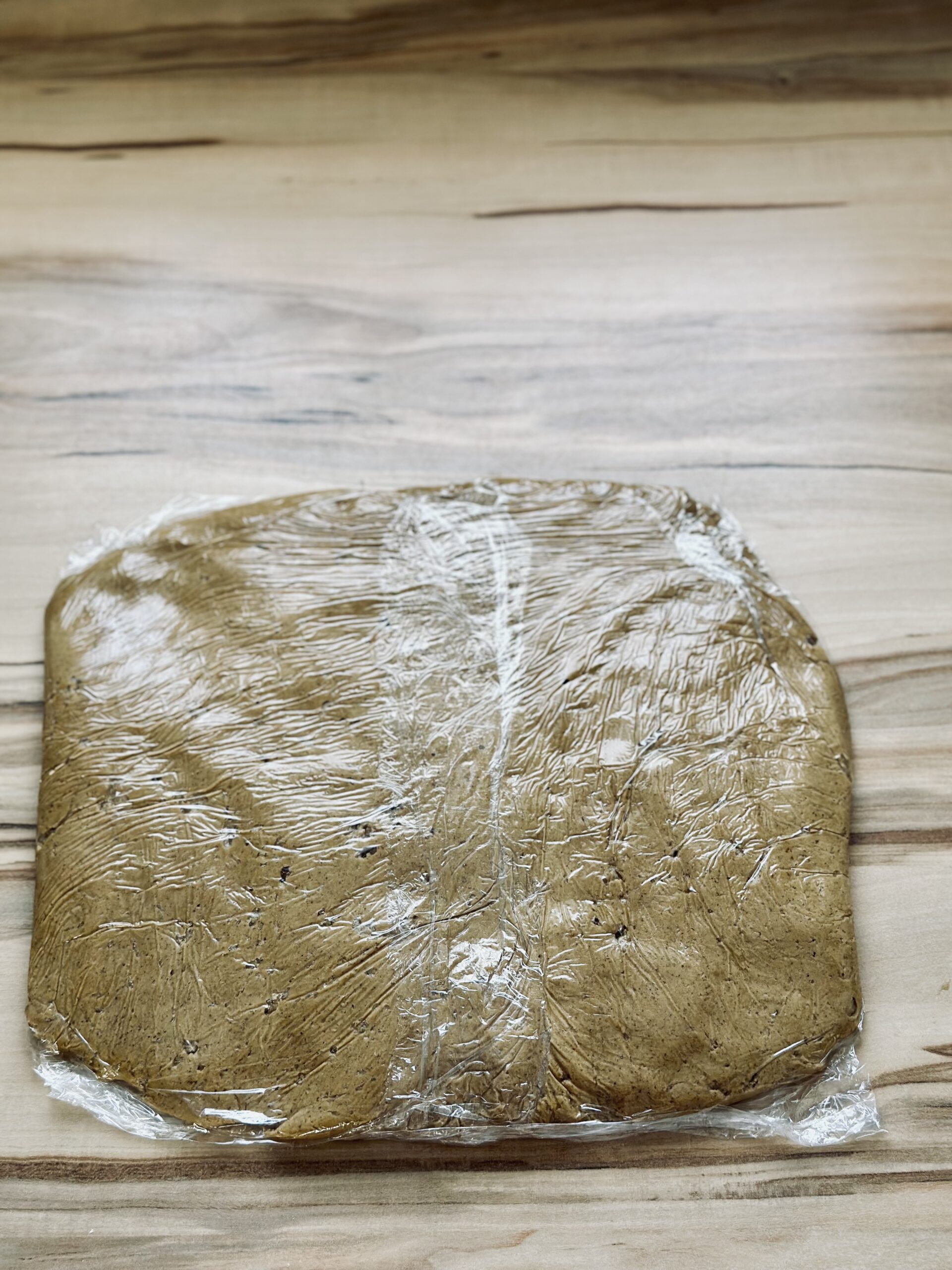 Teig in eine Frischhaltefolie wickeln