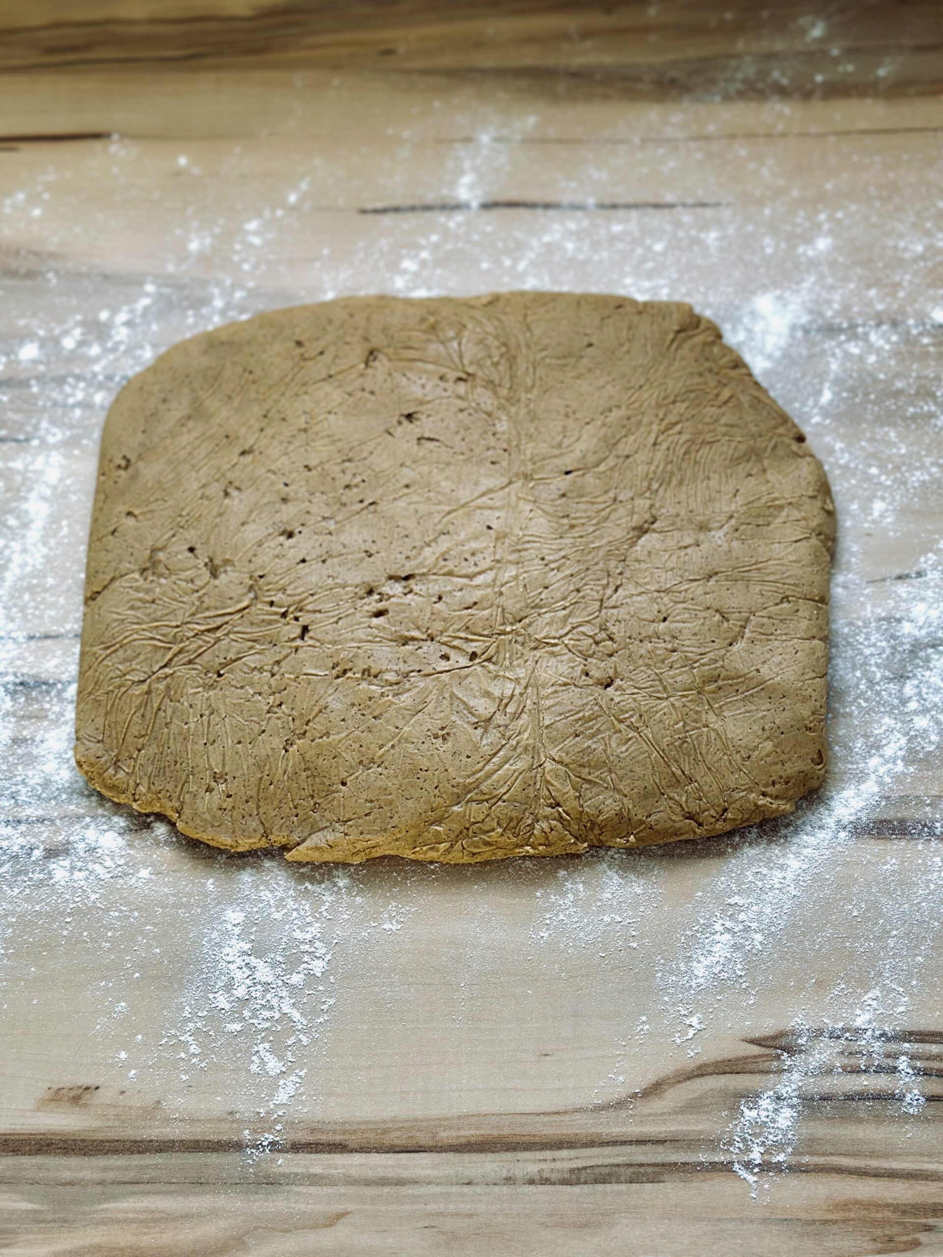 Gekühlten Teig auf eine bemehlte Arbeitsfläche geben