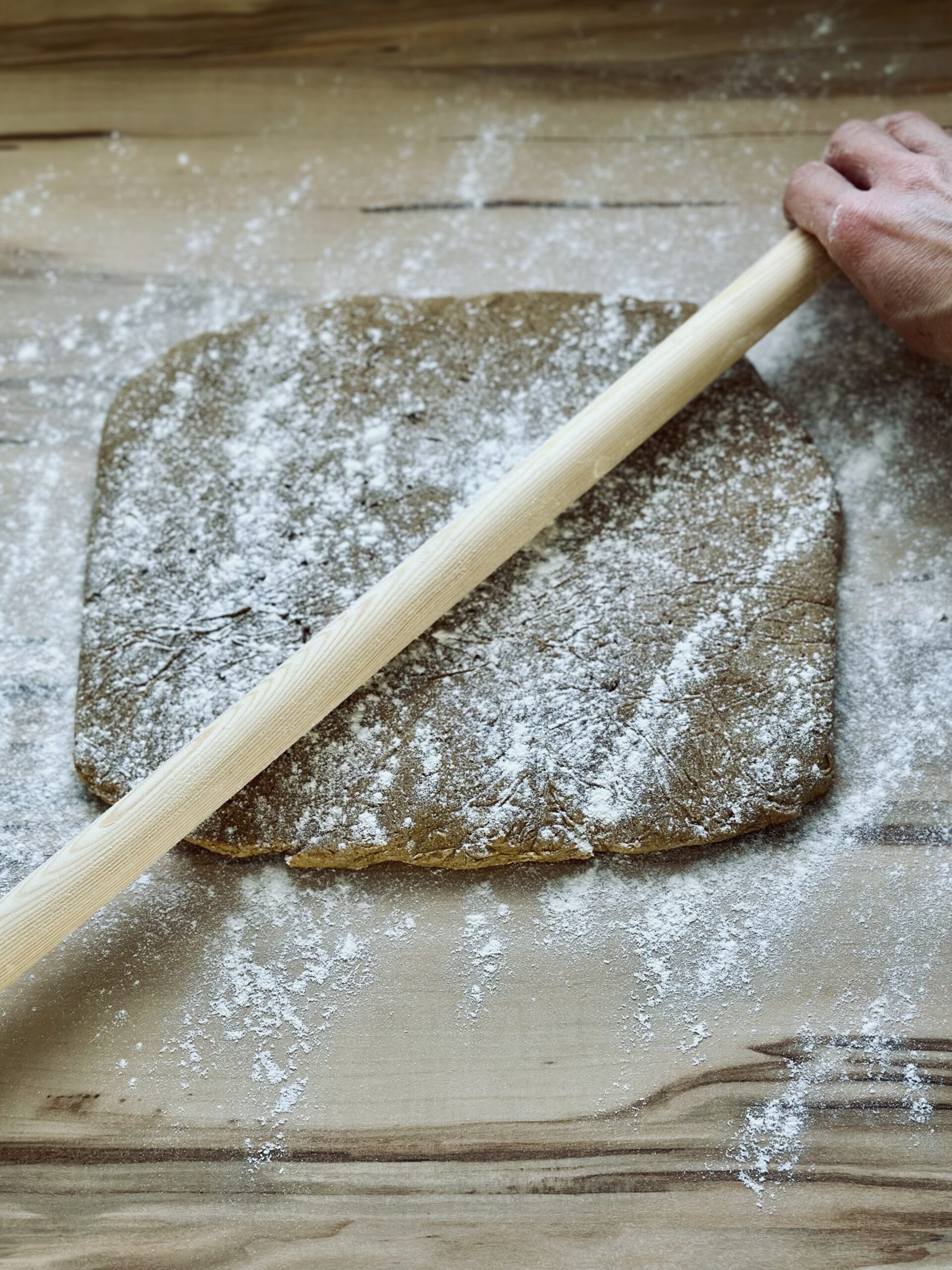 Teig ggf. mit etwas Mehl bestäuben und ausrollen