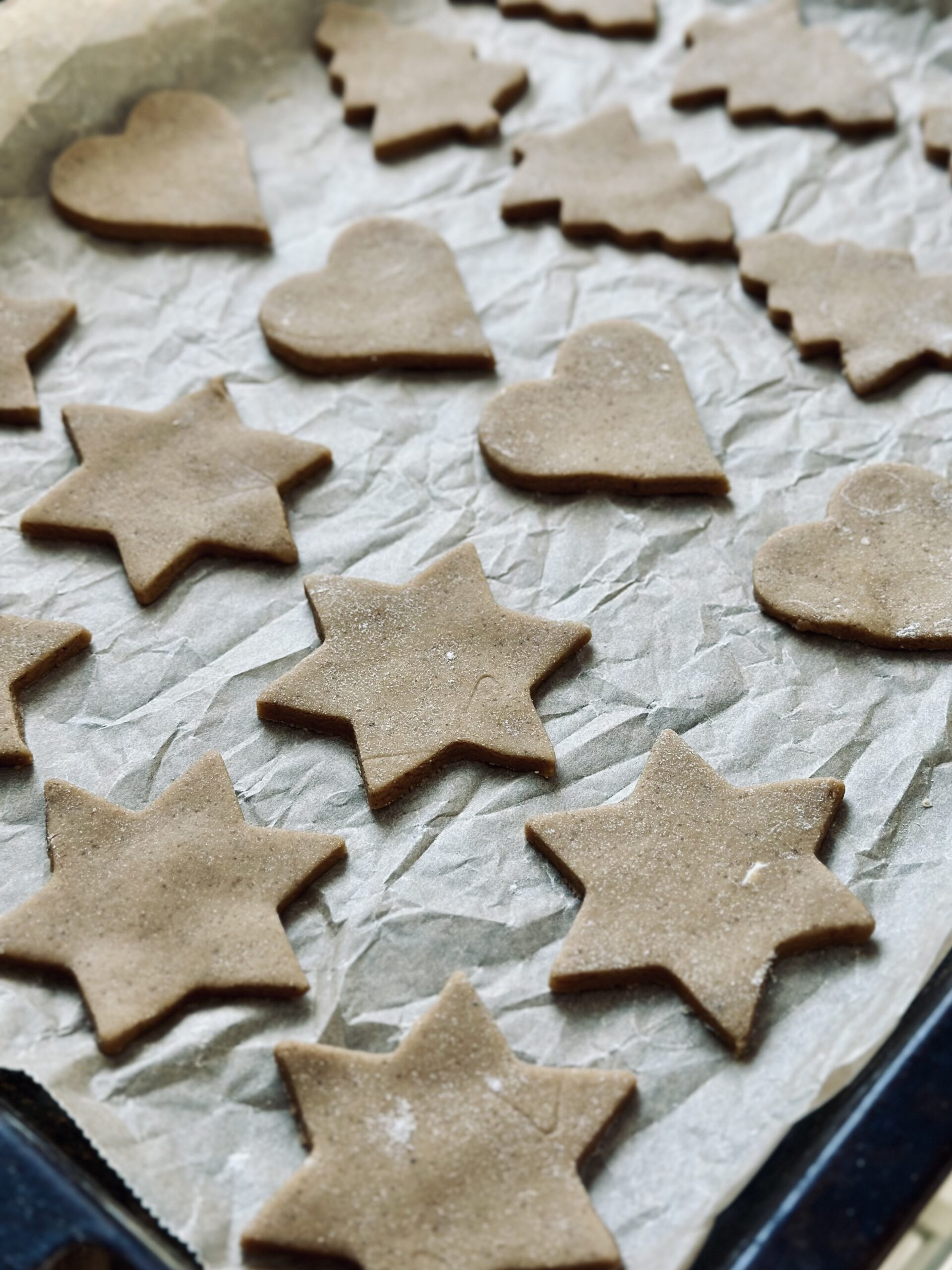 Kekse auf ein Backblech legen