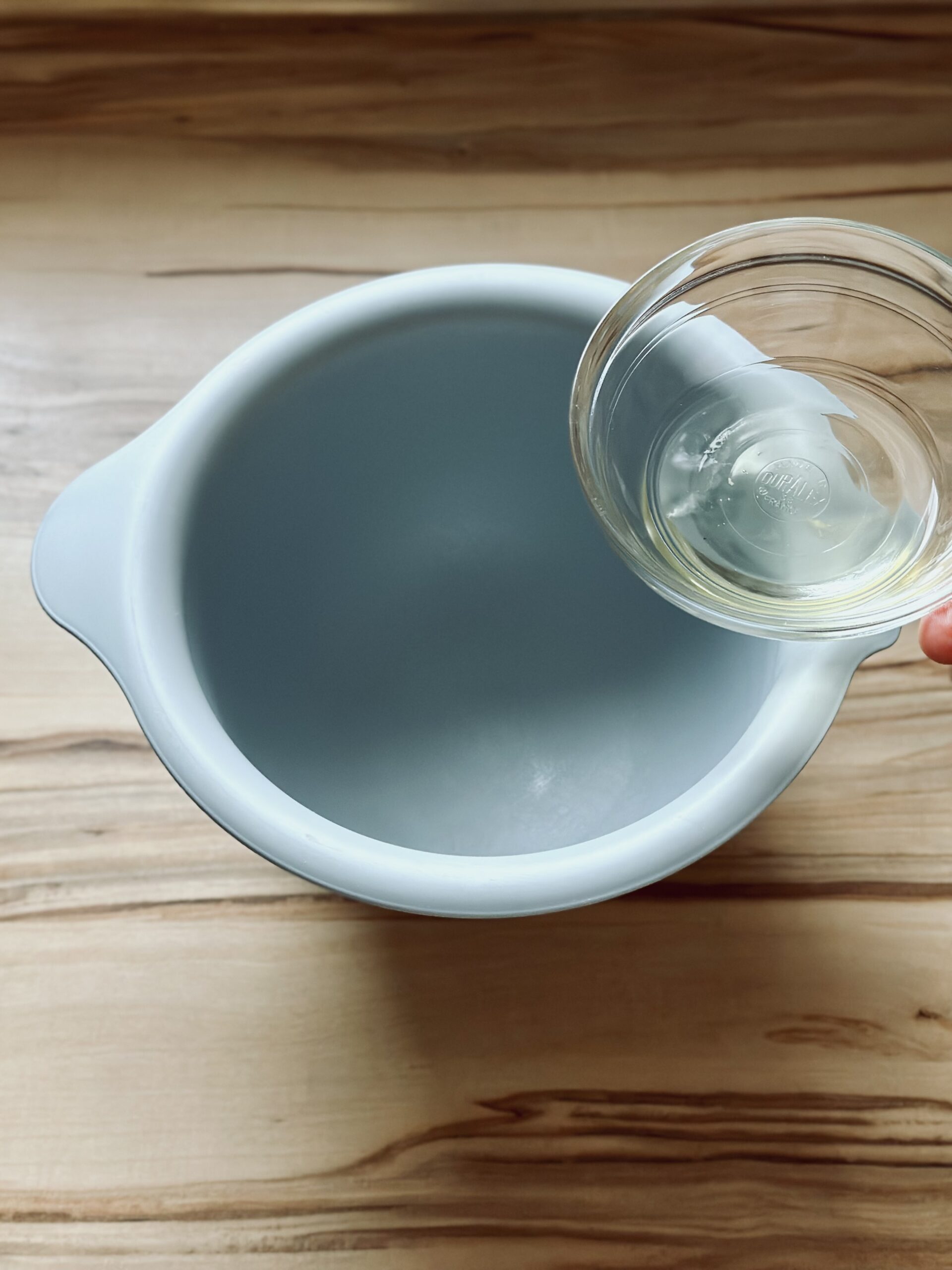 Eiweiß in eine Rührschüssel geben und schaumig schlagen