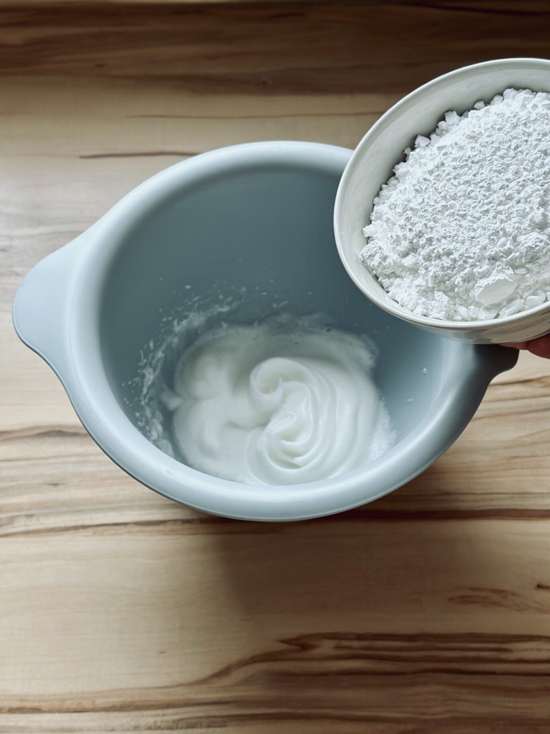 Puderzucker zu dem Eiweiß geben