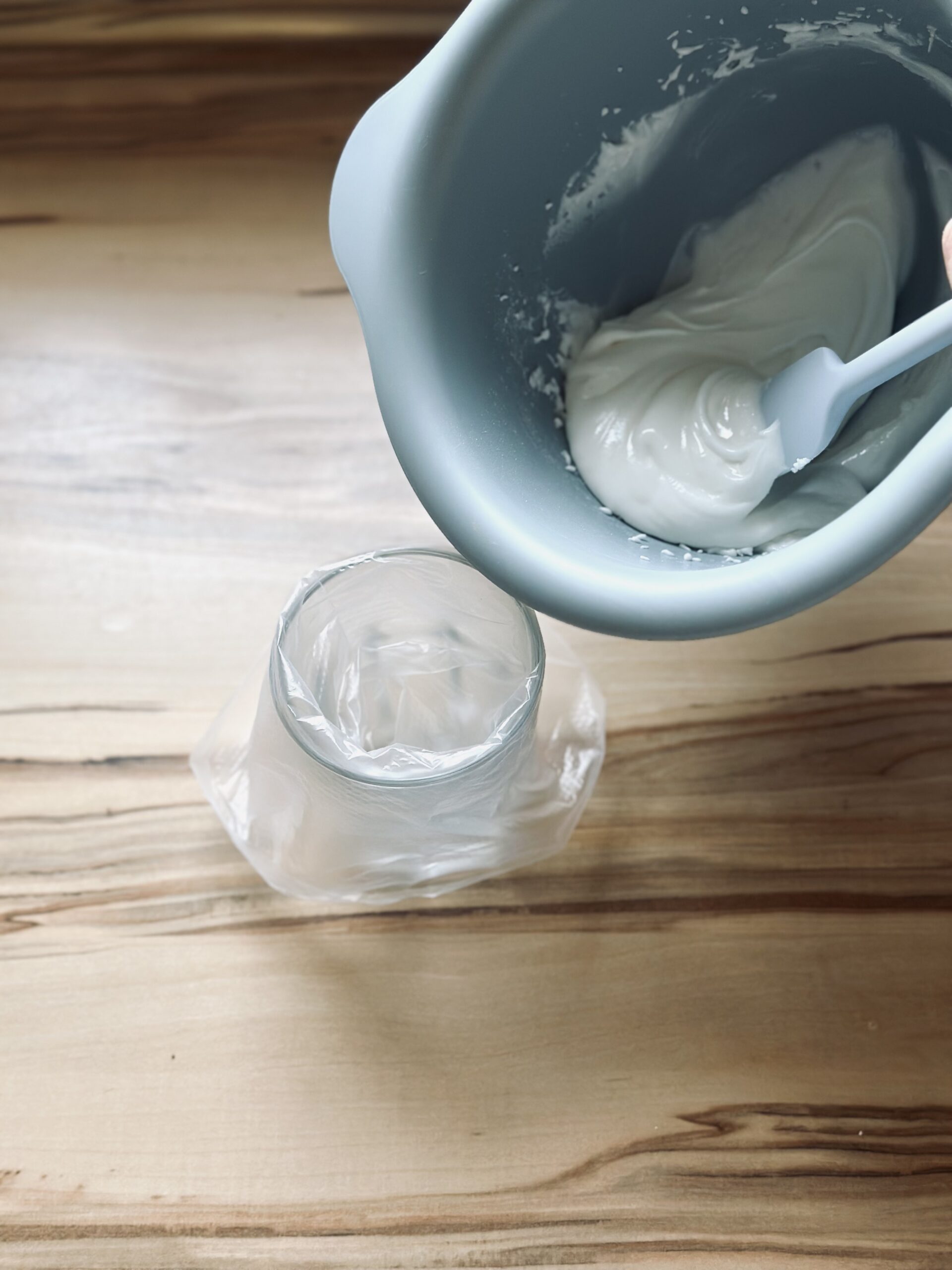 Icing in einen Spritzbeutel oder Gefrierbeutel geben