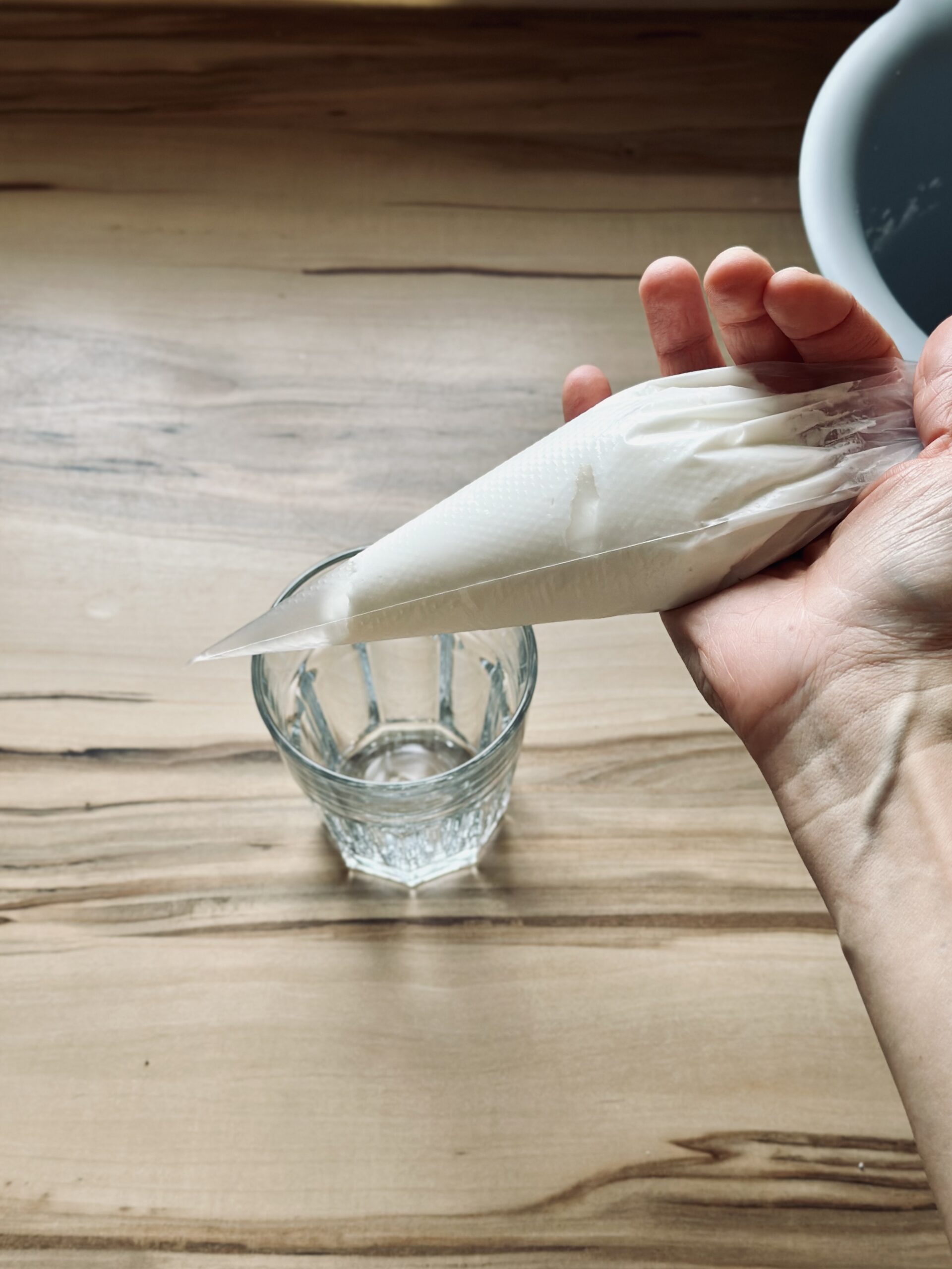 Fertiges Icing im Spritzbeutel