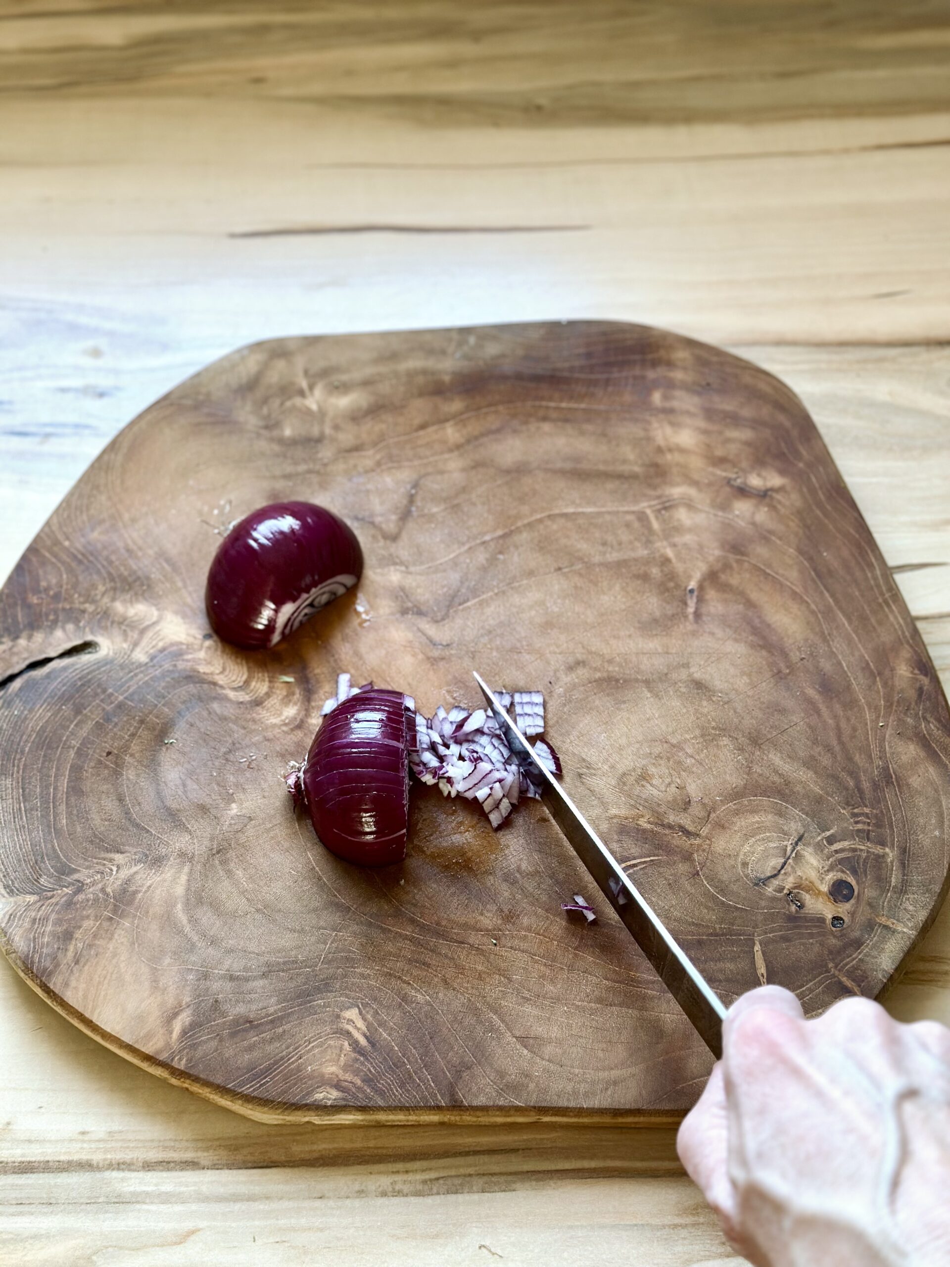 Zwiebel in kleine Würfel schneiden