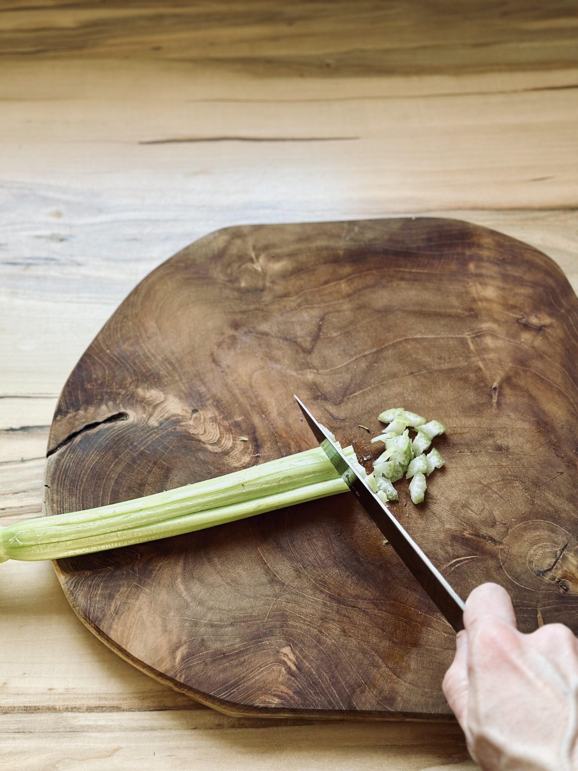 Stangensellerie in kleine Stücke schneiden