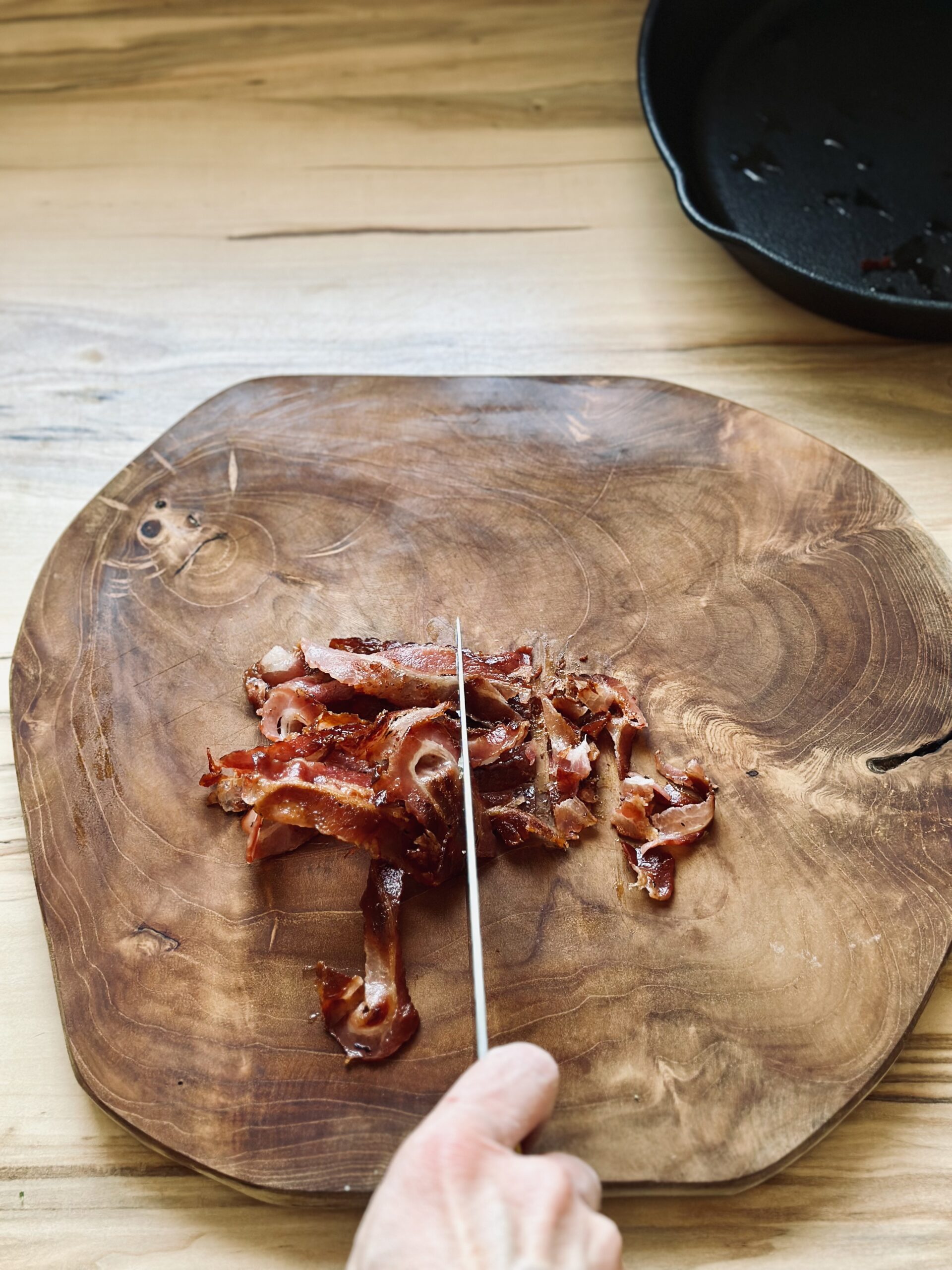 Bacon in grobe Stücke hacken