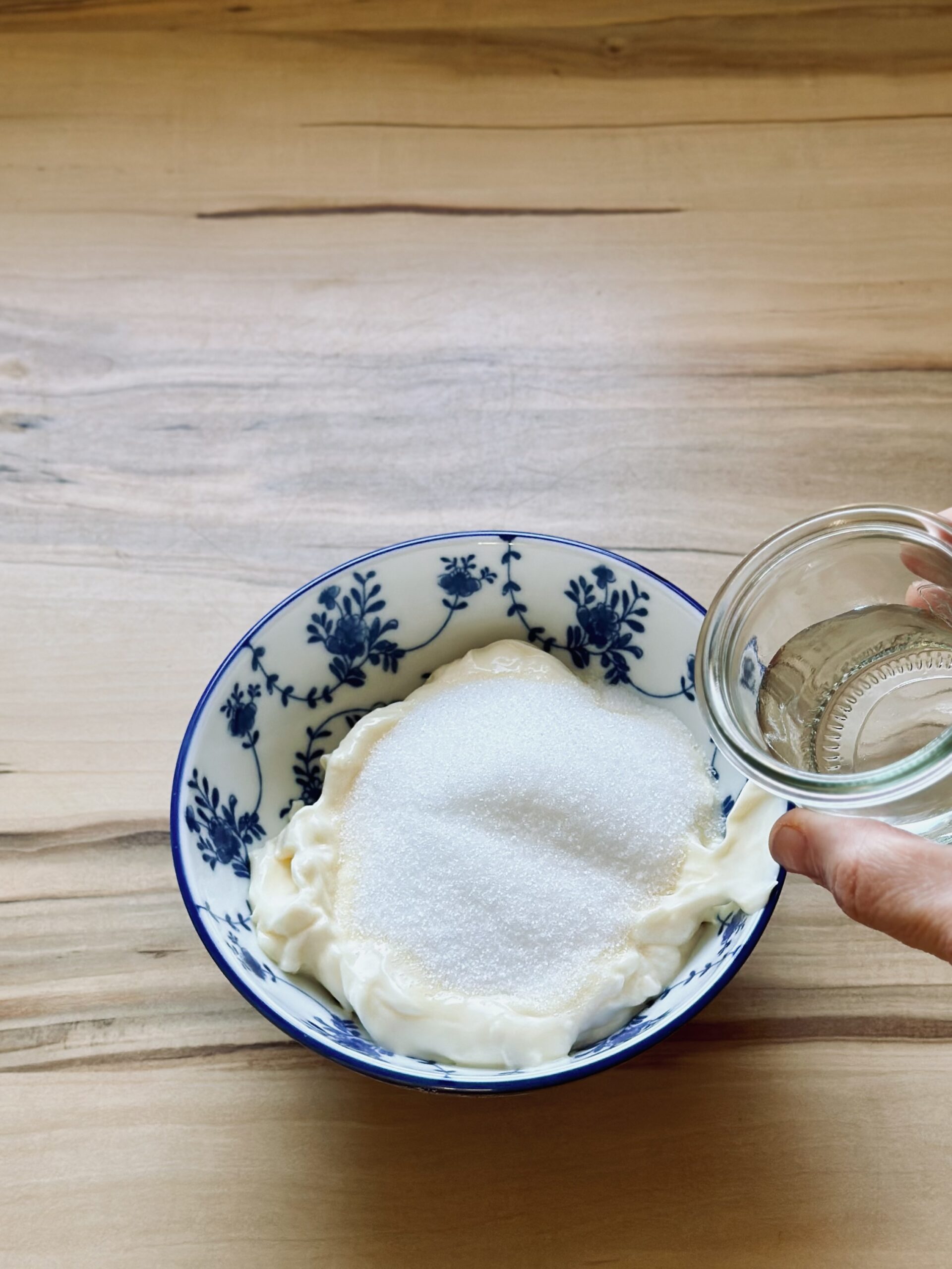 Essig zu dem Dressing hinzufügen