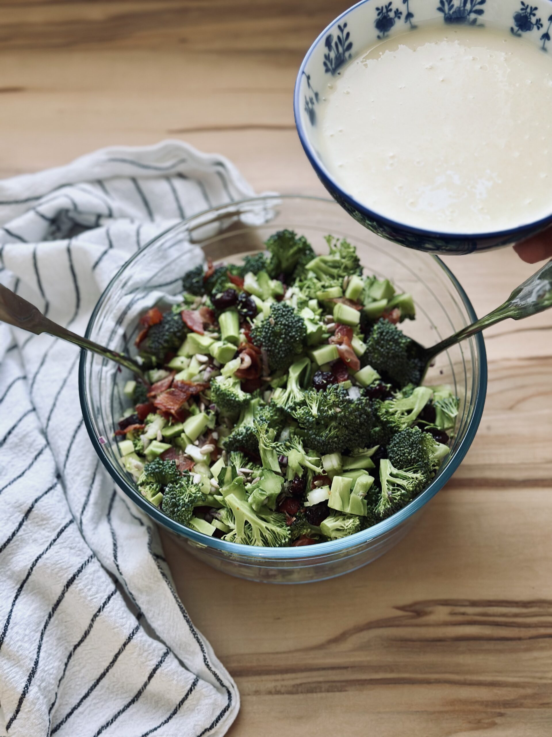 Salatsoße über den Brokkoli geben