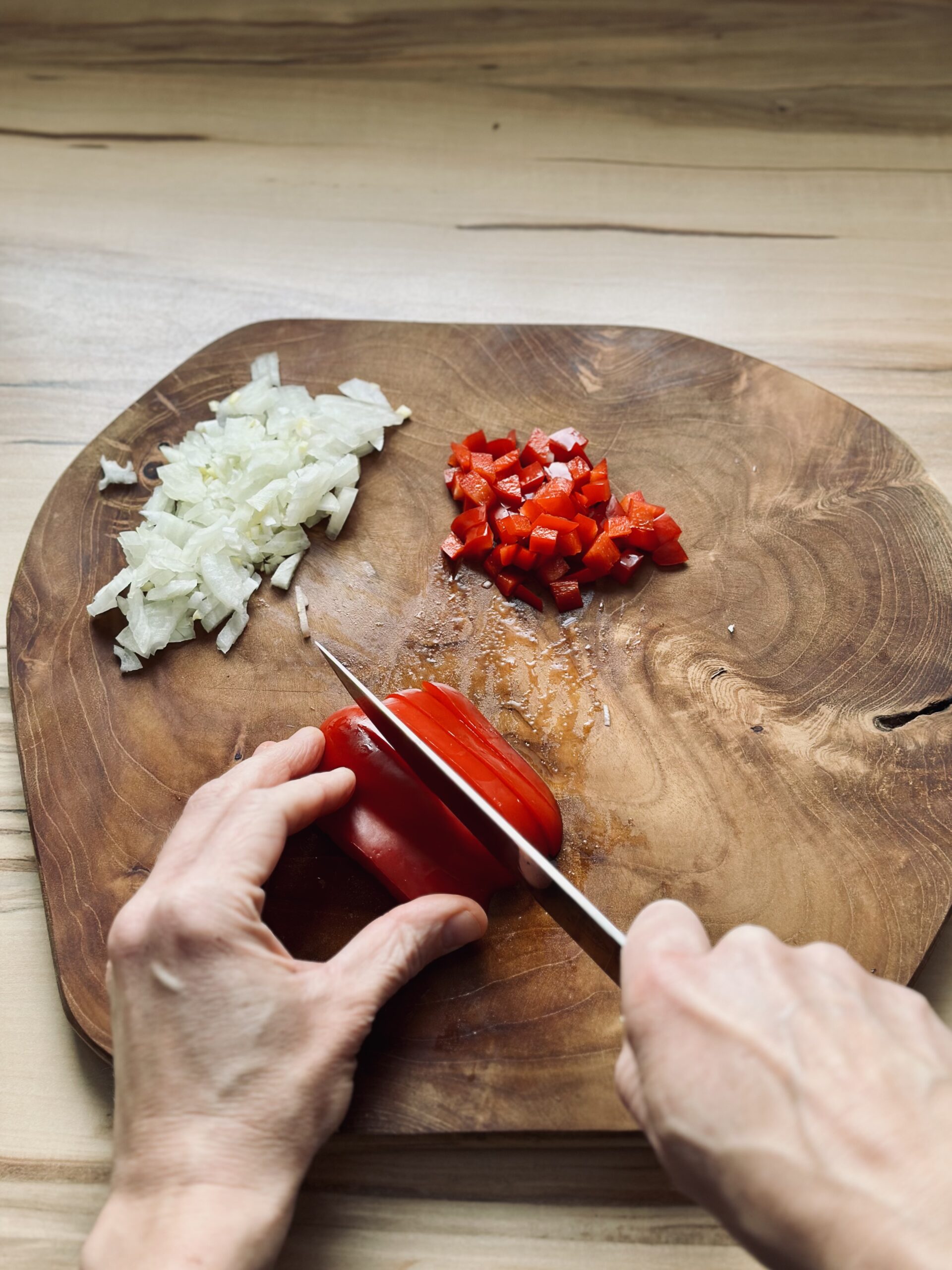 Paprika in kleine Würfel schneiden