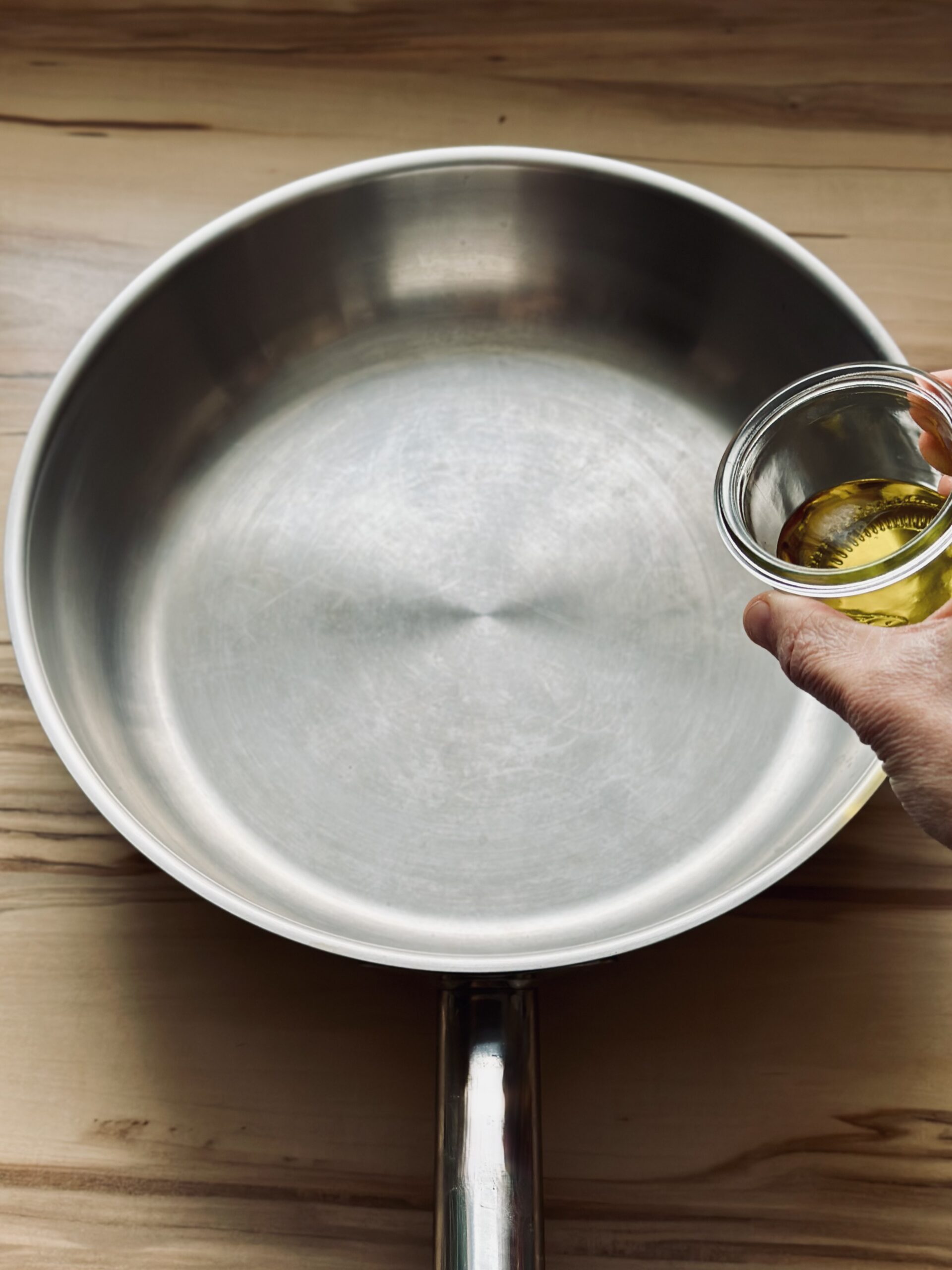 Öl in eine erhitzte Pfanne geben