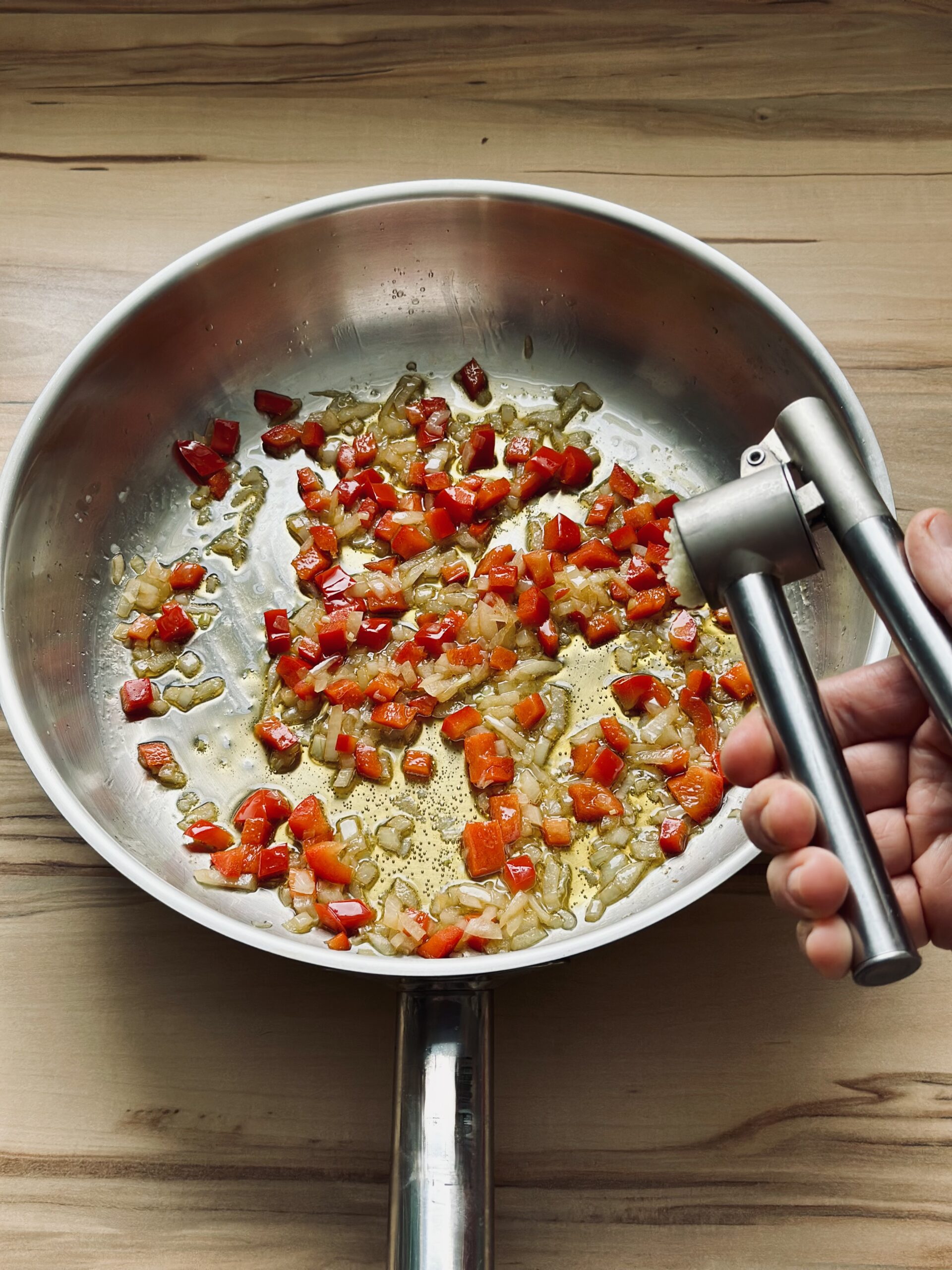 Knoblauch hinzufügen und mit dünsten