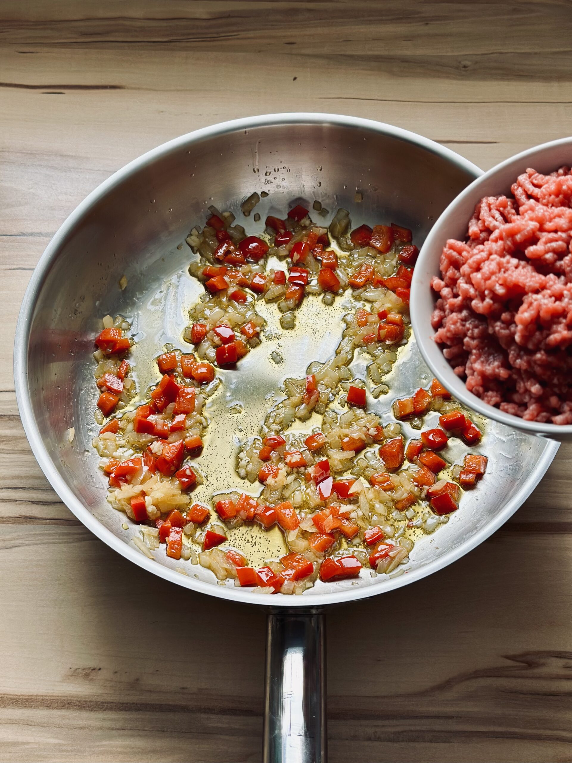 Hackfleisch zu dem Gemüse geben und mit anbraten bis das Fleisch durchgebraten ist 