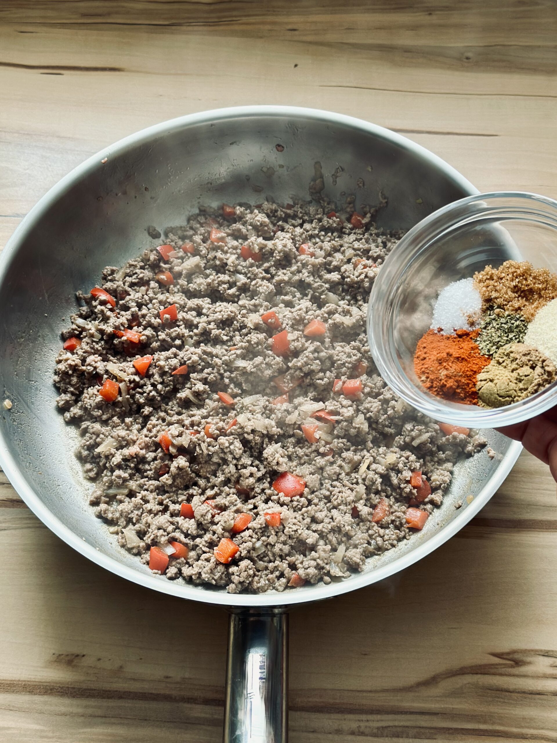 Gewürze zu dem Fleisch geben und gut einrühren