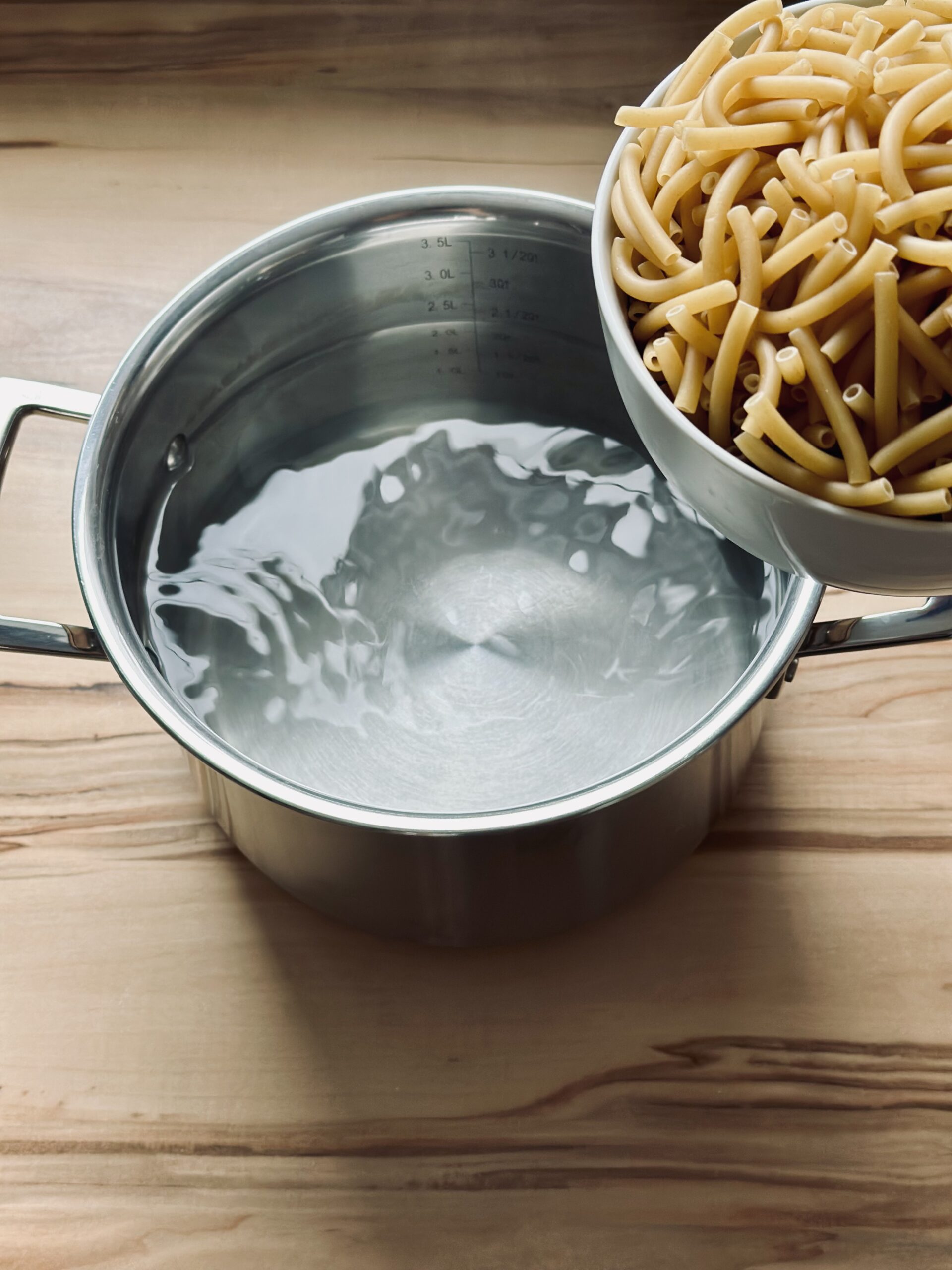 Macaroni in kochendes Salzwasser geben
